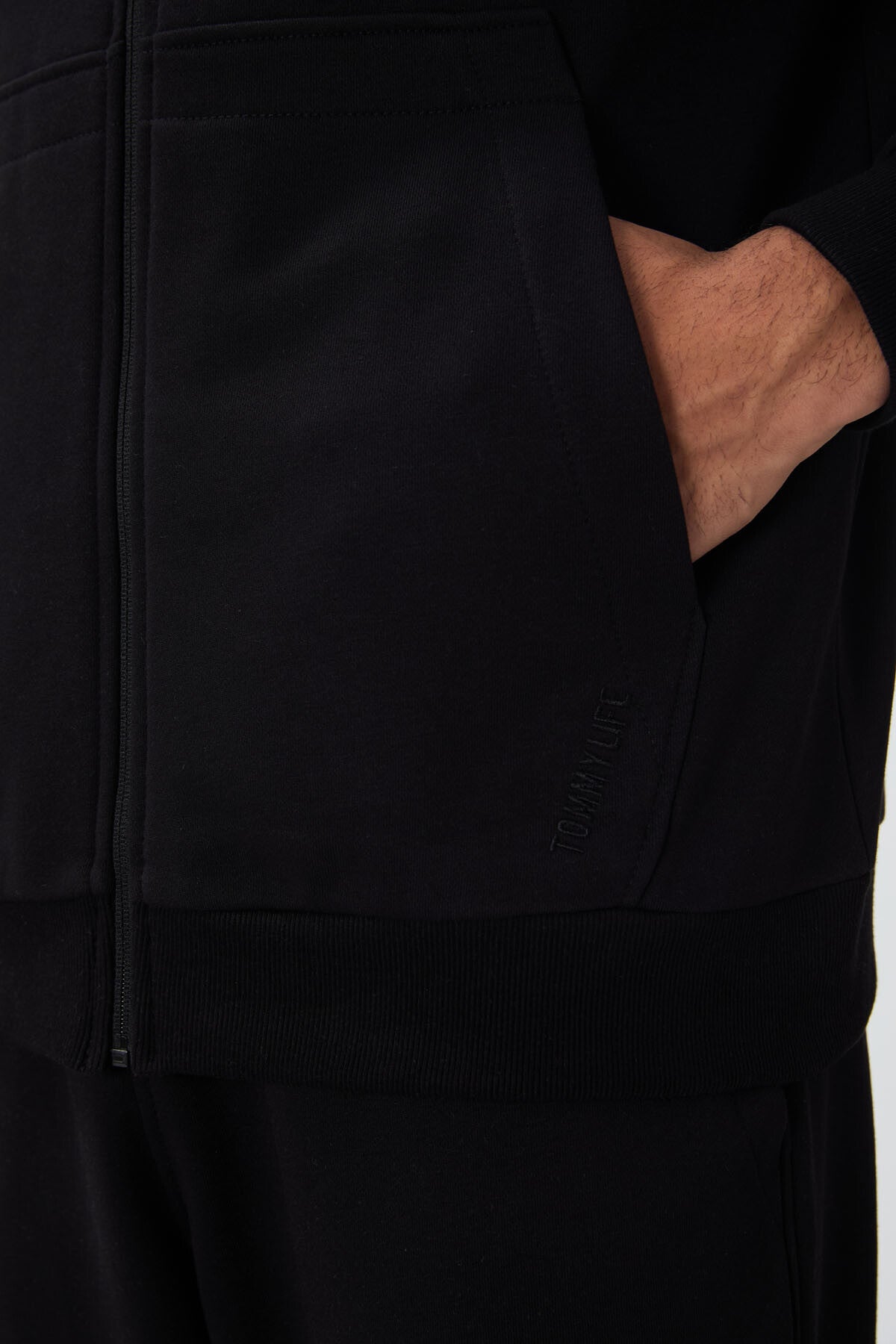 Image of Siyah Kompakt Pamuklu Kalın Pürüzsüz Dokulu Kapüşonlu Comfort Fit Erkek Eşofman Takım - 85262
