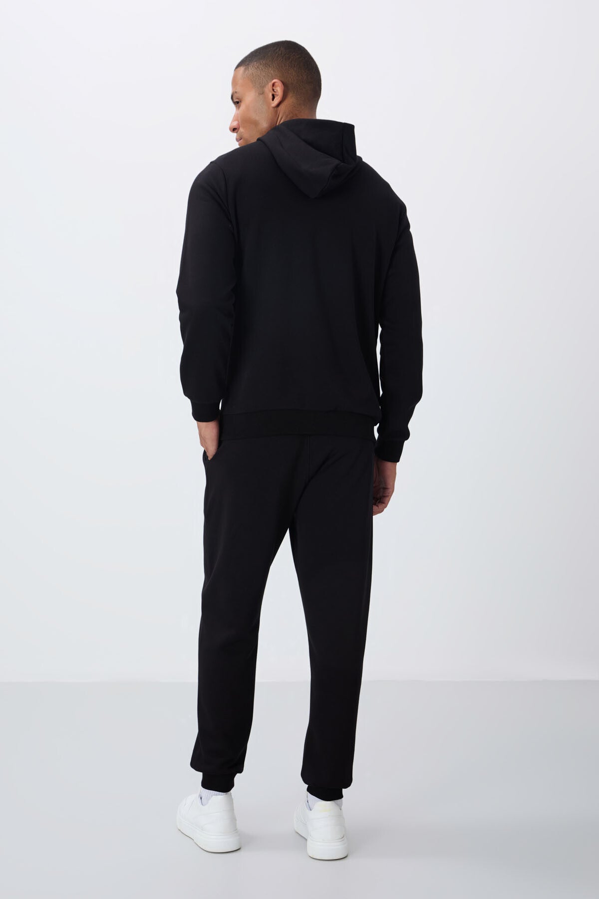 Image of Siyah Kompakt Pamuklu Kalın Pürüzsüz Dokulu Kapüşonlu Comfort Fit Erkek Eşofman Takım - 85262
