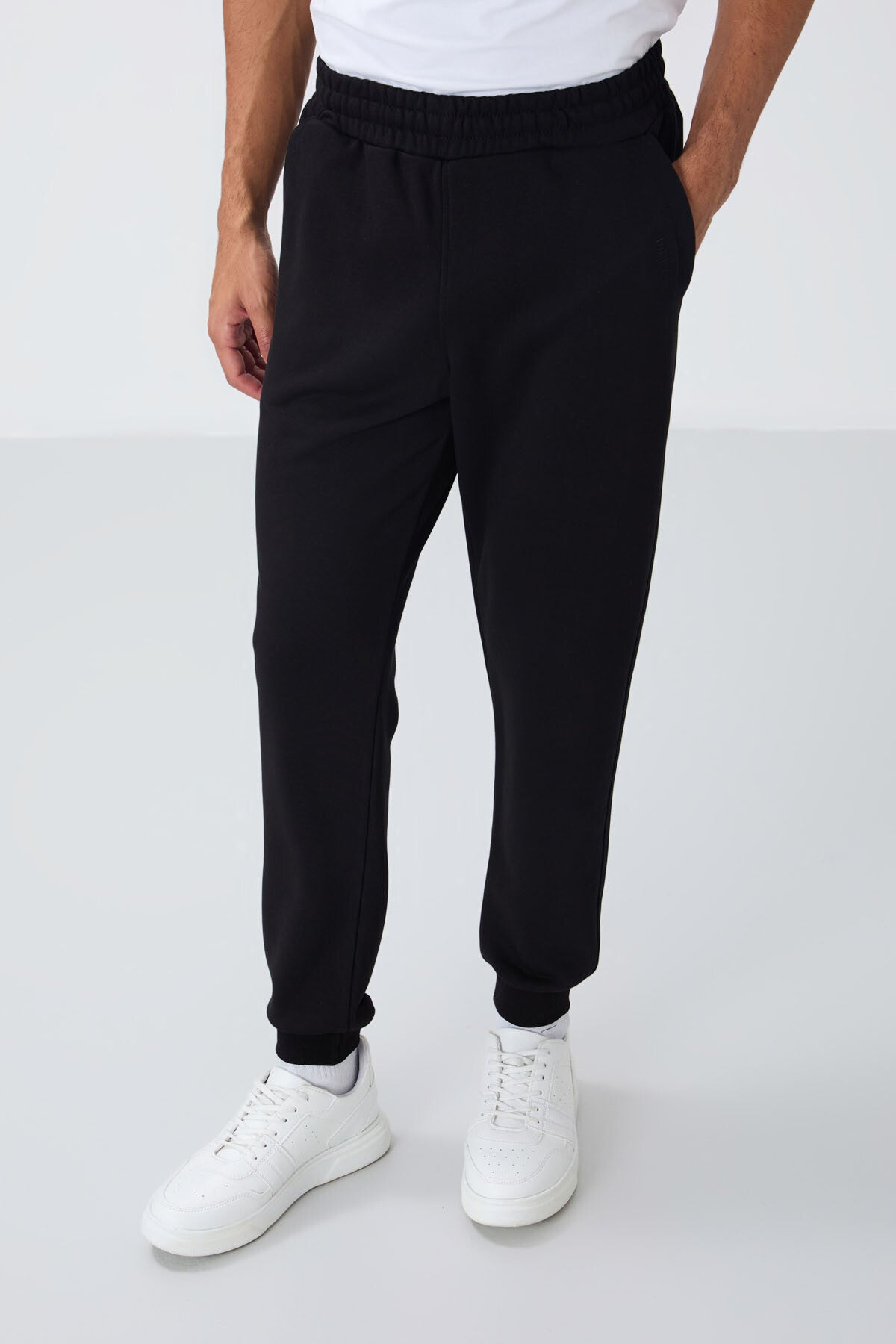 Image of Siyah Kompakt Pamuklu Kalın Pürüzsüz Dokulu Kapüşonlu Comfort Fit Erkek Eşofman Takım - 85262