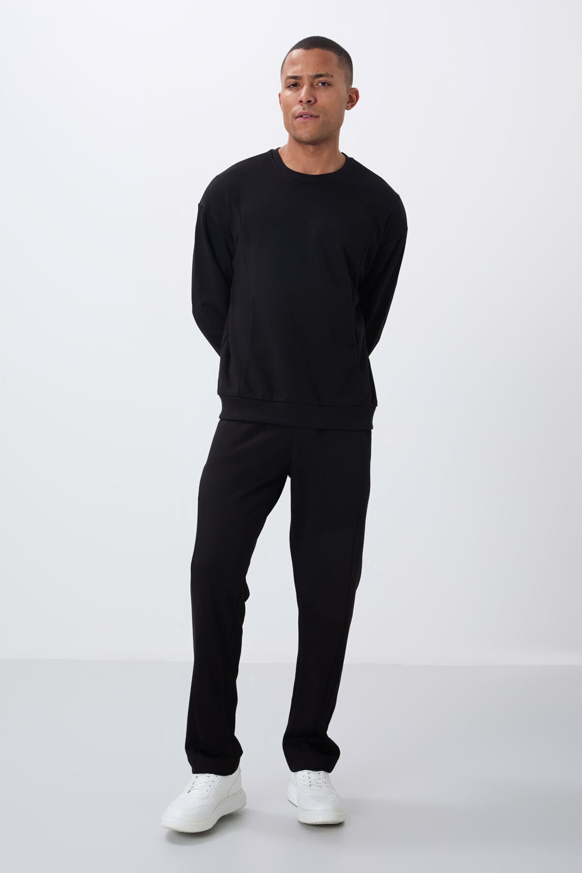 Image of Siyah Kompakt Pamuklu Kalın Pürüzsüz Dokulu O Yaka Comfort Fit Erkek Eşofman Takım -85263