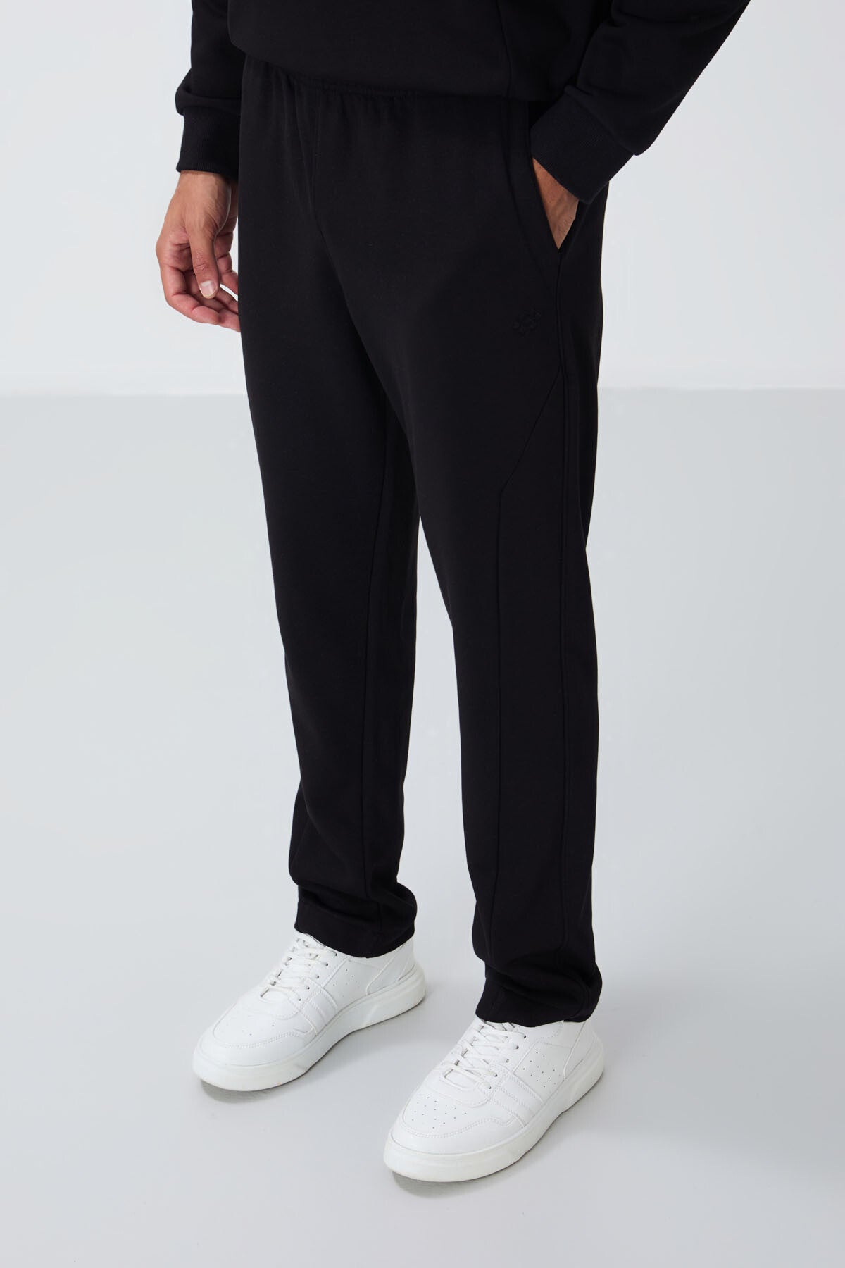 Image of Siyah Kompakt Pamuklu Kalın Pürüzsüz Dokulu O Yaka Comfort Fit Erkek Eşofman Takım -85263