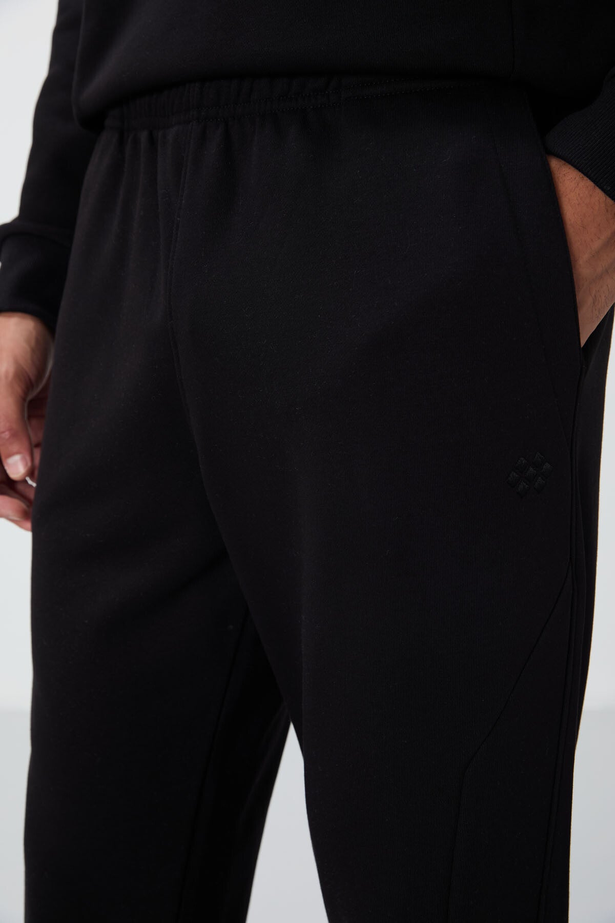 Image of Trening bărbătesc negru, compact, din bumbac, gros, texturat, cu guler în O, croială confortabilă -85263