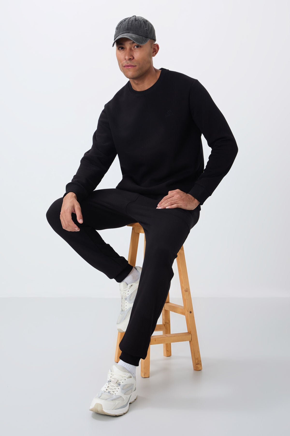 Image of Siyah Pamuklu Kalın İçi Tüylü Yumuşak Dokulu Comfort Fit Nakışlı Erkek Eşofman Takım -85265