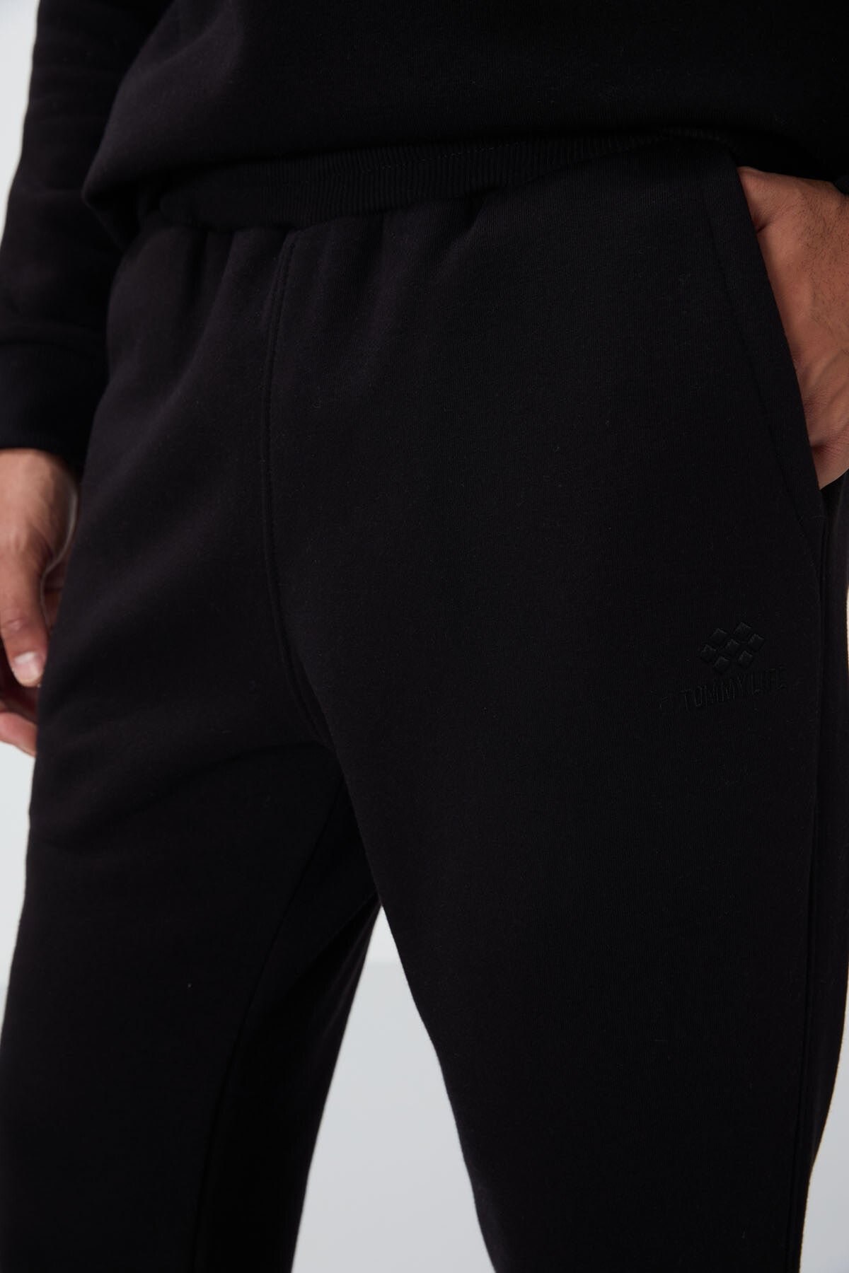Image of Siyah Pamuklu Kalın İçi Tüylü Yumuşak Dokulu Comfort Fit Nakışlı Erkek Eşofman Takım -85265