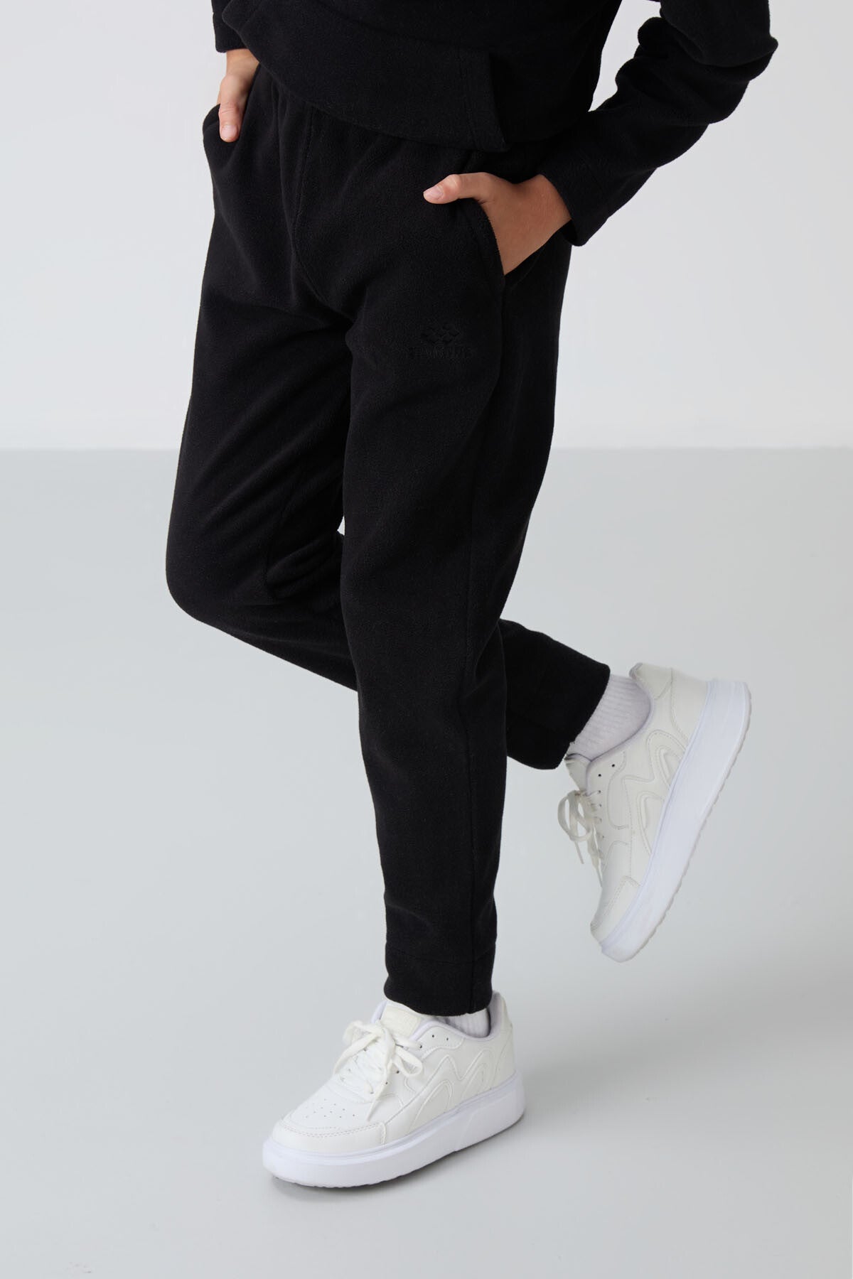 Image of Trening negru gros, texturat, croială standard, din fleece brodat, pentru băieți - 11218