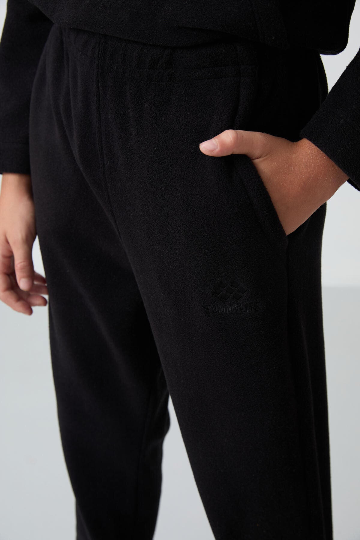 Image of Trening negru gros, texturat, croială standard, din fleece brodat, pentru băieți - 11218