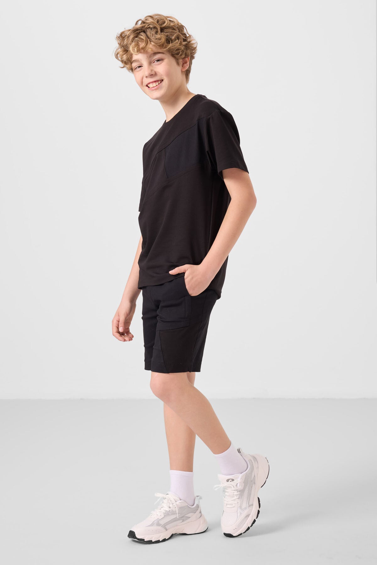 Image of Siyah Pamuklu Oversize Fit Dokuma Hafif Esnek Chino Erkek Çocuk Şort Takım - 11275