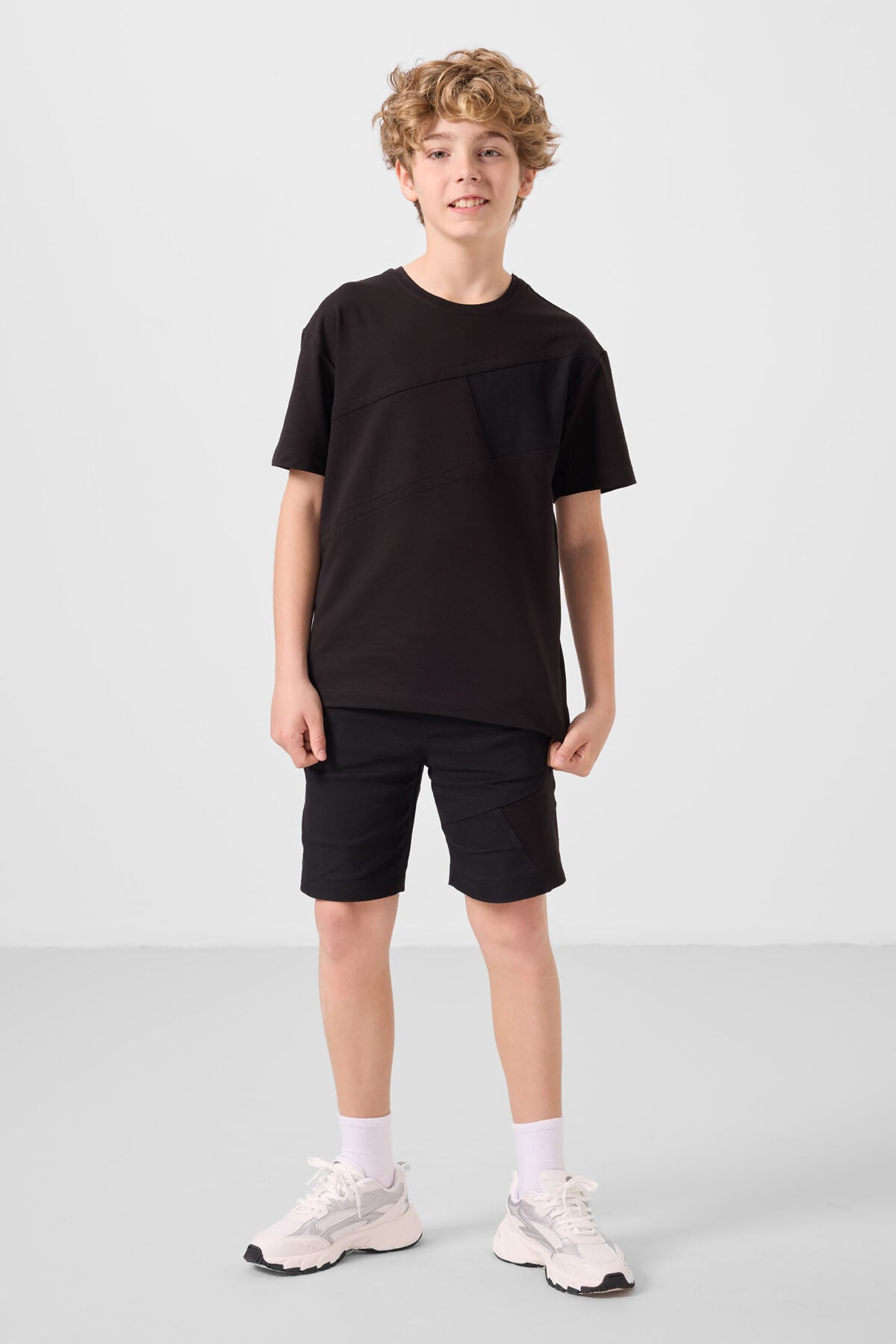 Image of Siyah Pamuklu Oversize Fit Dokuma Hafif Esnek Chino Erkek Çocuk Şort Takım - 11275