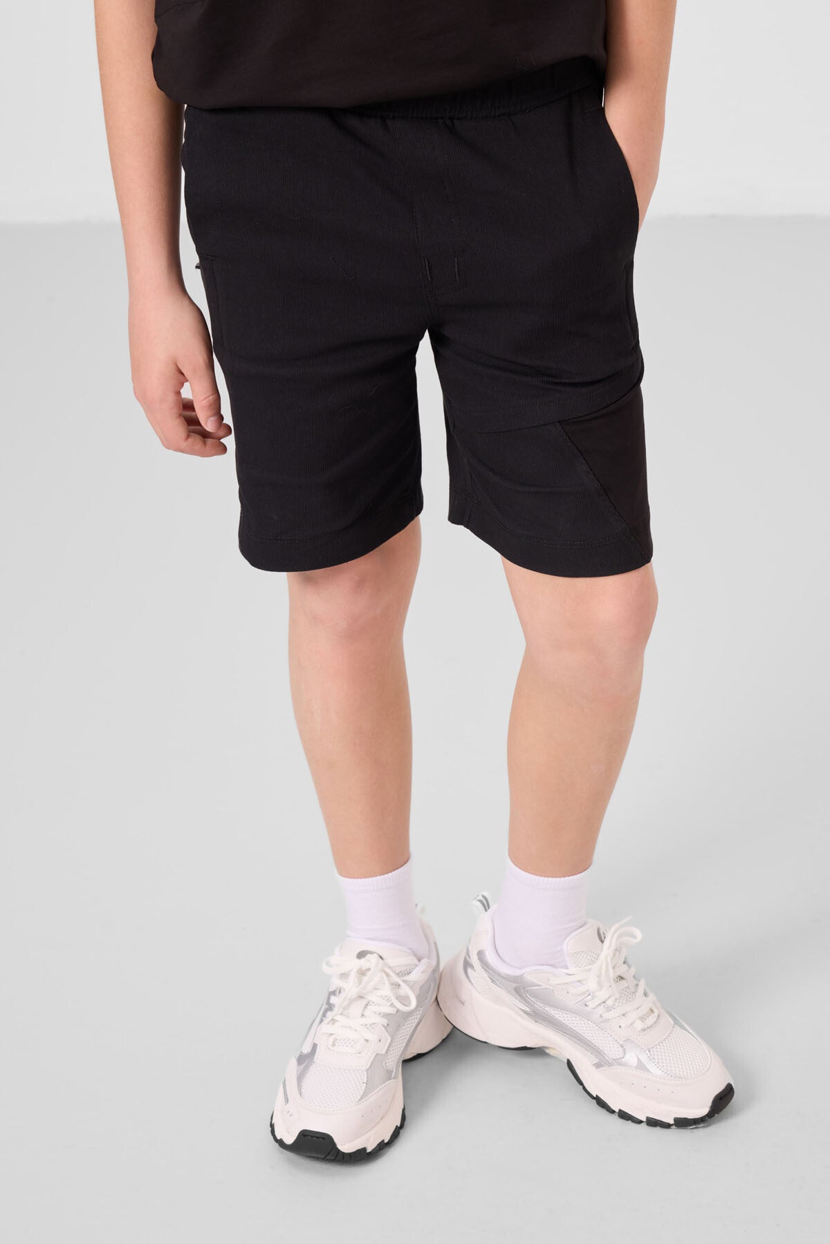 Image of Siyah Pamuklu Oversize Fit Dokuma Hafif Esnek Chino Erkek Çocuk Şort Takım - 11275