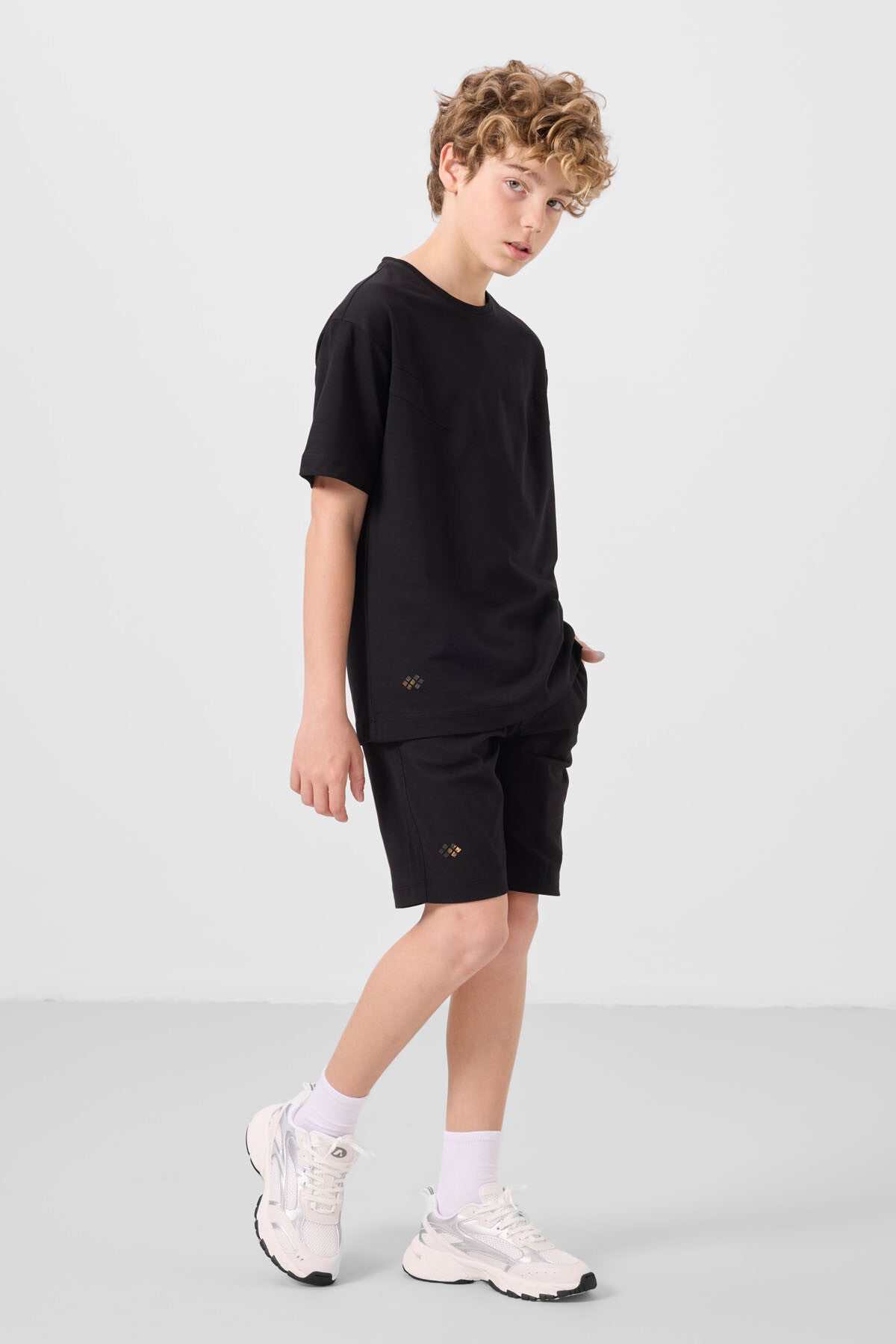 Image of Siyah Pamuklu Oversize Fit Dokuma Hafif Esnek Chino Erkek Çocuk Şort Takım - 11277