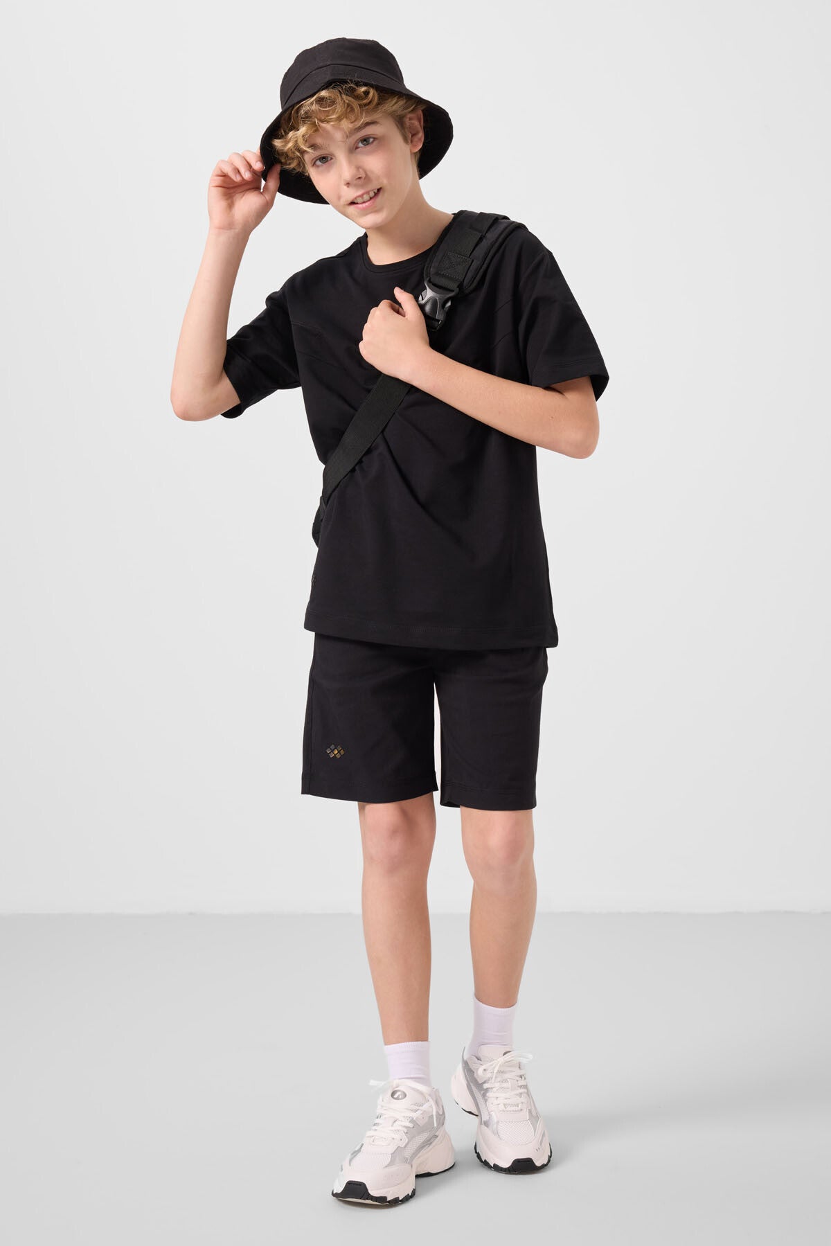 Image of Siyah Pamuklu Oversize Fit Dokuma Hafif Esnek Chino Erkek Çocuk Şort Takım - 11277