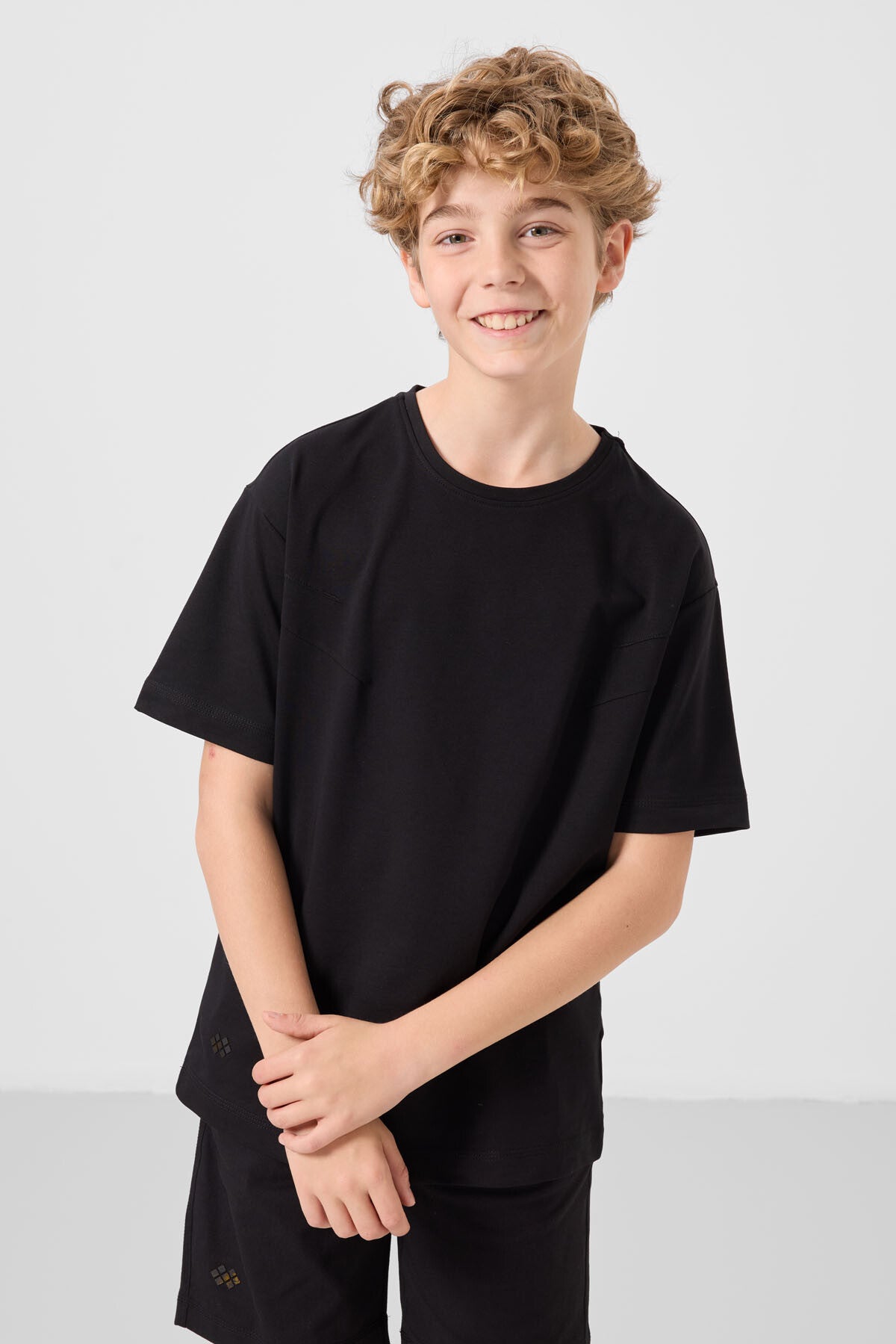 Image of Siyah Pamuklu Oversize Fit Dokuma Hafif Esnek Chino Erkek Çocuk Şort Takım - 11277