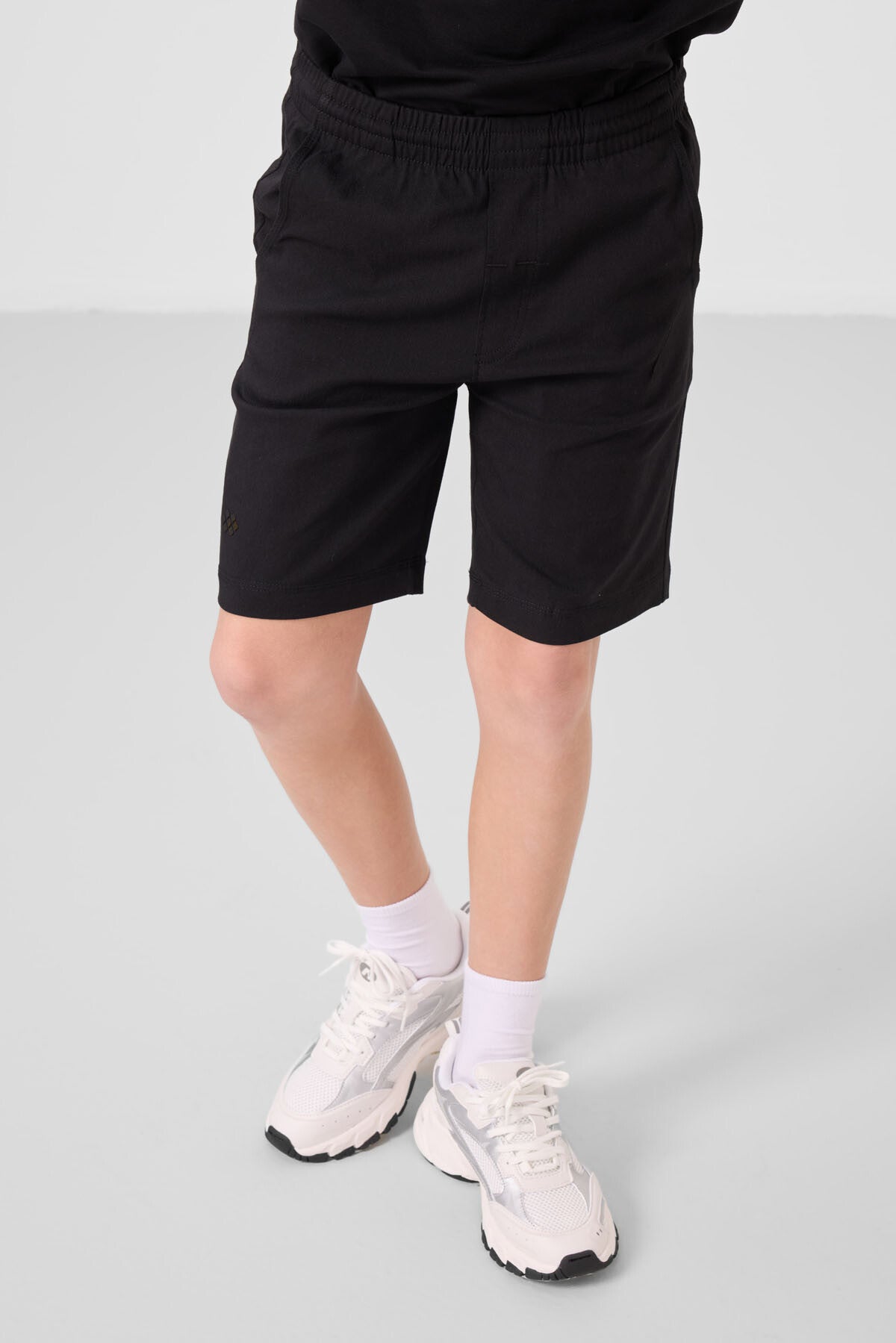 Image of Siyah Pamuklu Oversize Fit Dokuma Hafif Esnek Chino Erkek Çocuk Şort Takım - 11277