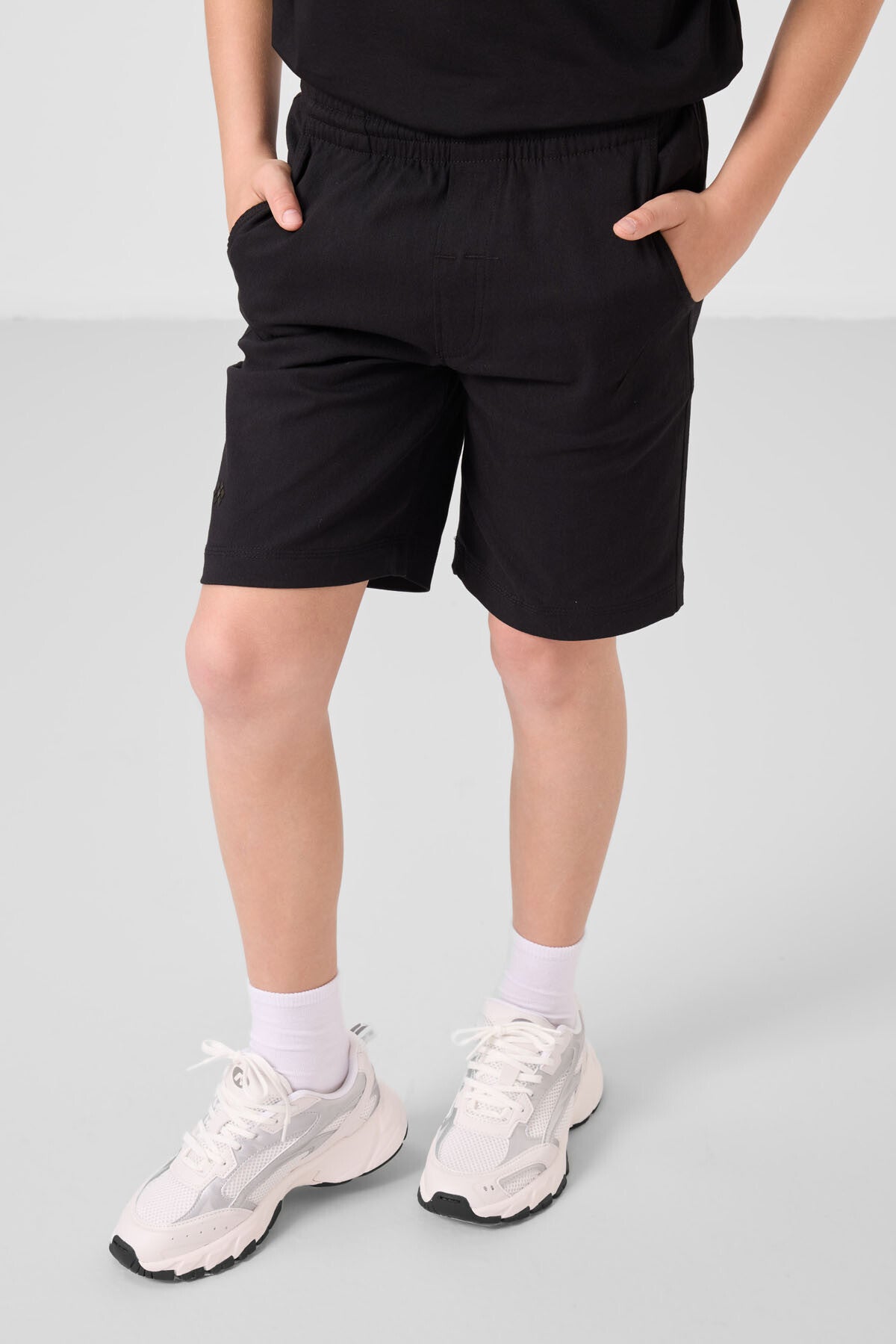 Image of Siyah Pamuklu Oversize Fit Dokuma Hafif Esnek Chino Erkek Çocuk Şort Takım - 11277