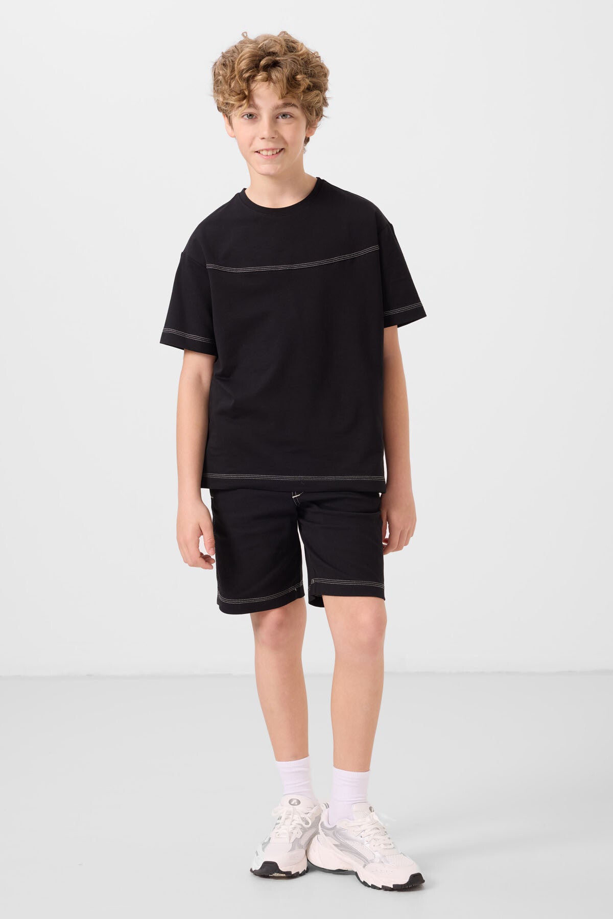 Image of Siyah Pamuklu Oversize Fit Dokuma Hafif Esnek Chino Erkek Çocuk Şort Takım - 11279