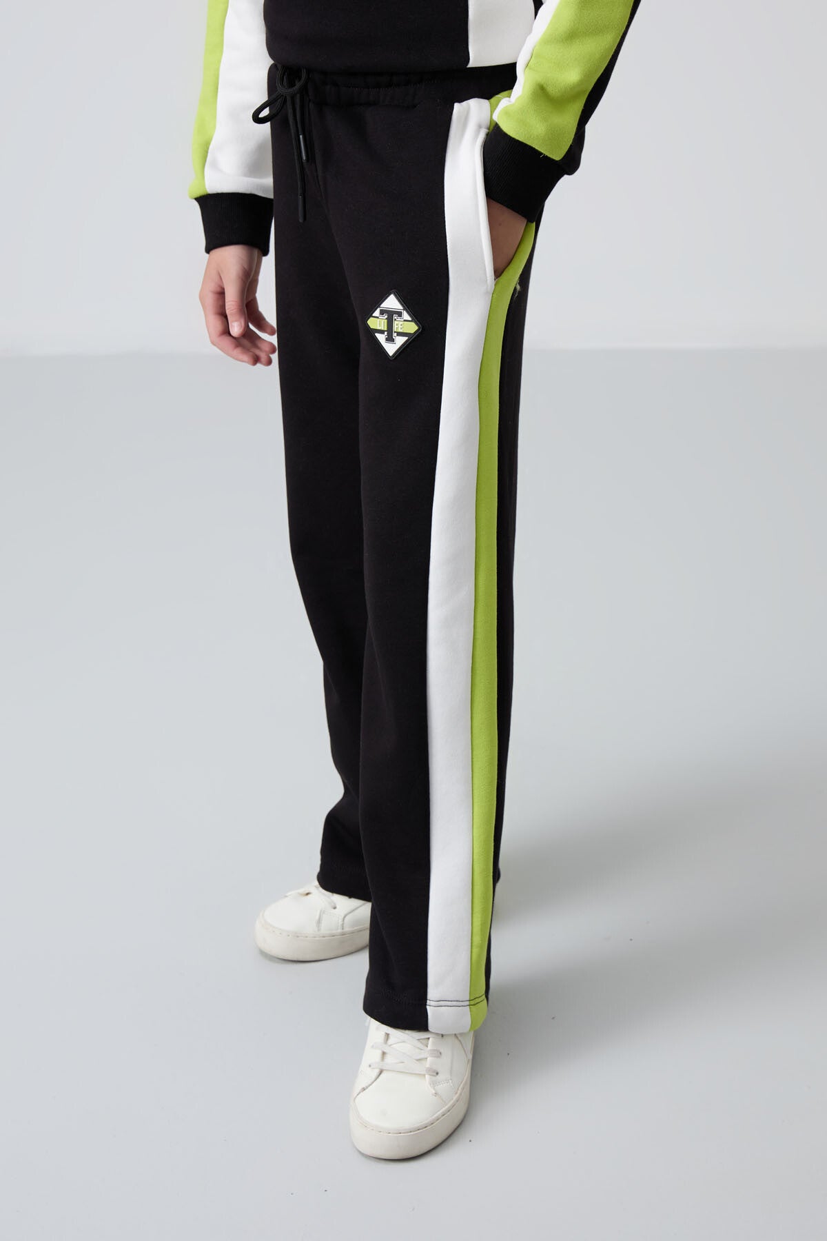 Image of Siyah O Yaka Geniş Paça Standart Fit Baskılı Kız Çocuk Eşofman Takım - 75165
