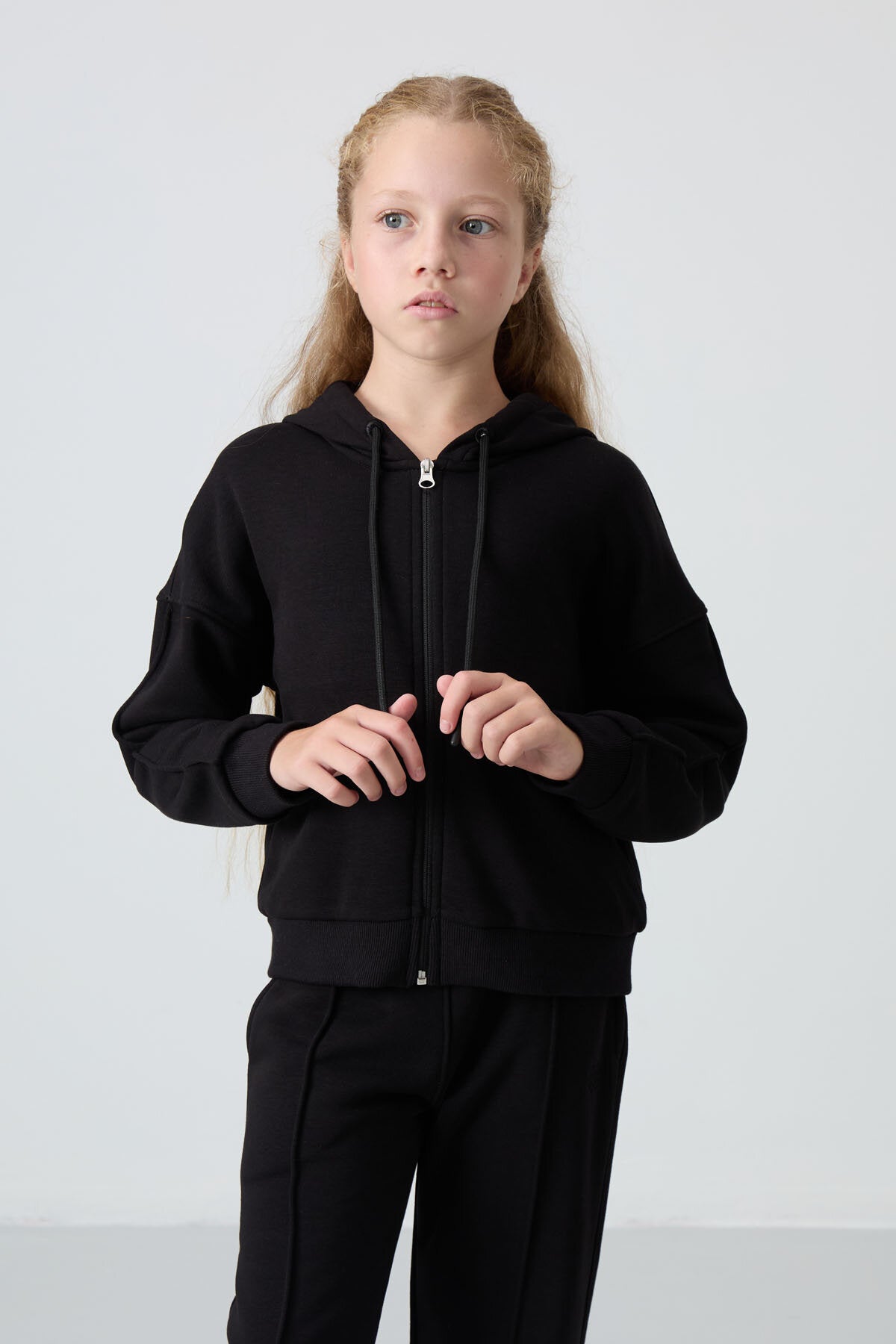 Image of Siyah Pamuklu İçi Tüylü Yumuşak Dokulu Standart Fit Nakışlı Kız Çocuk Eşofman Takım - 75161
