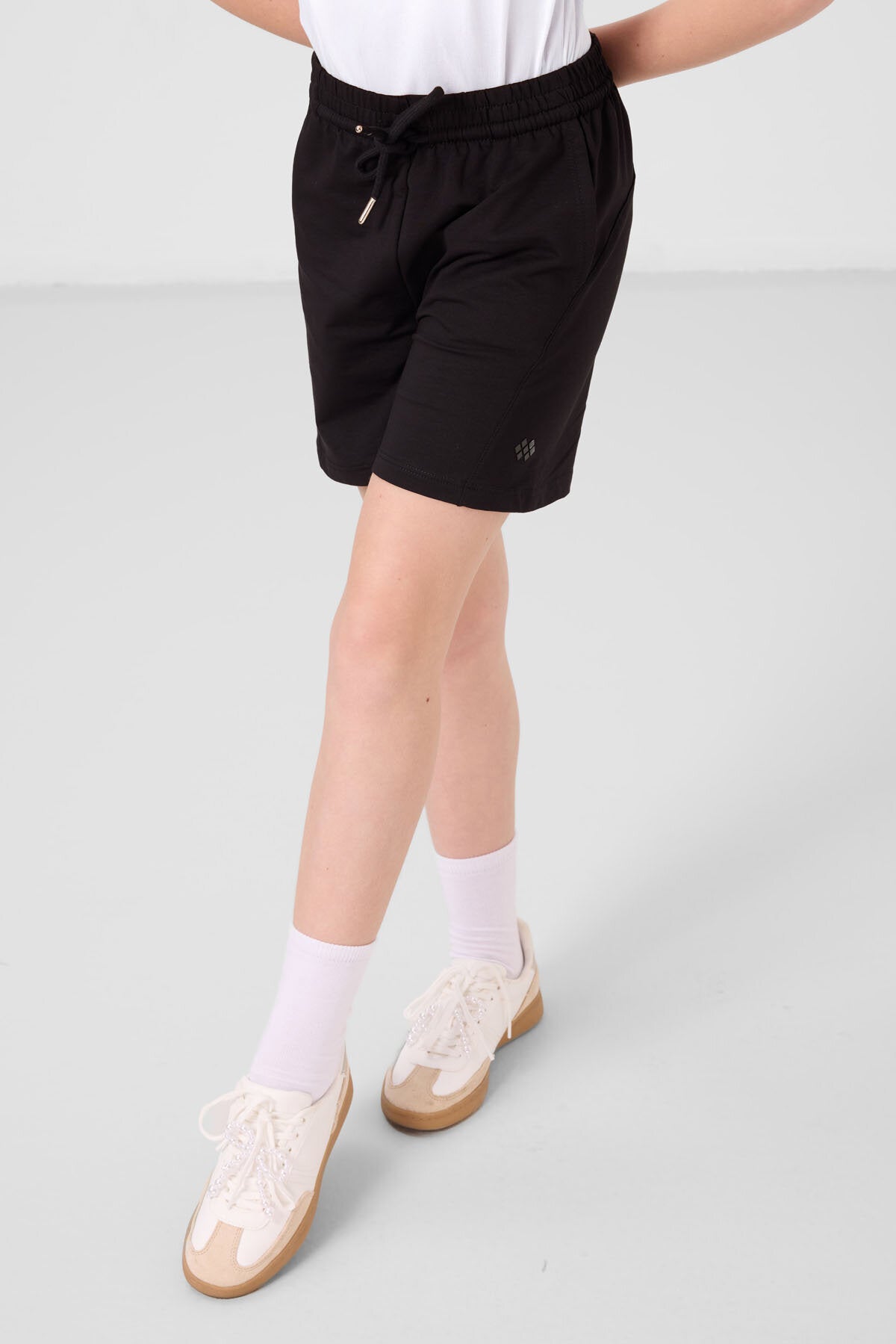 Image of Set pantaloni scurți basic pentru fete, din bumbac negru, texturat moale, croială standard - 75184