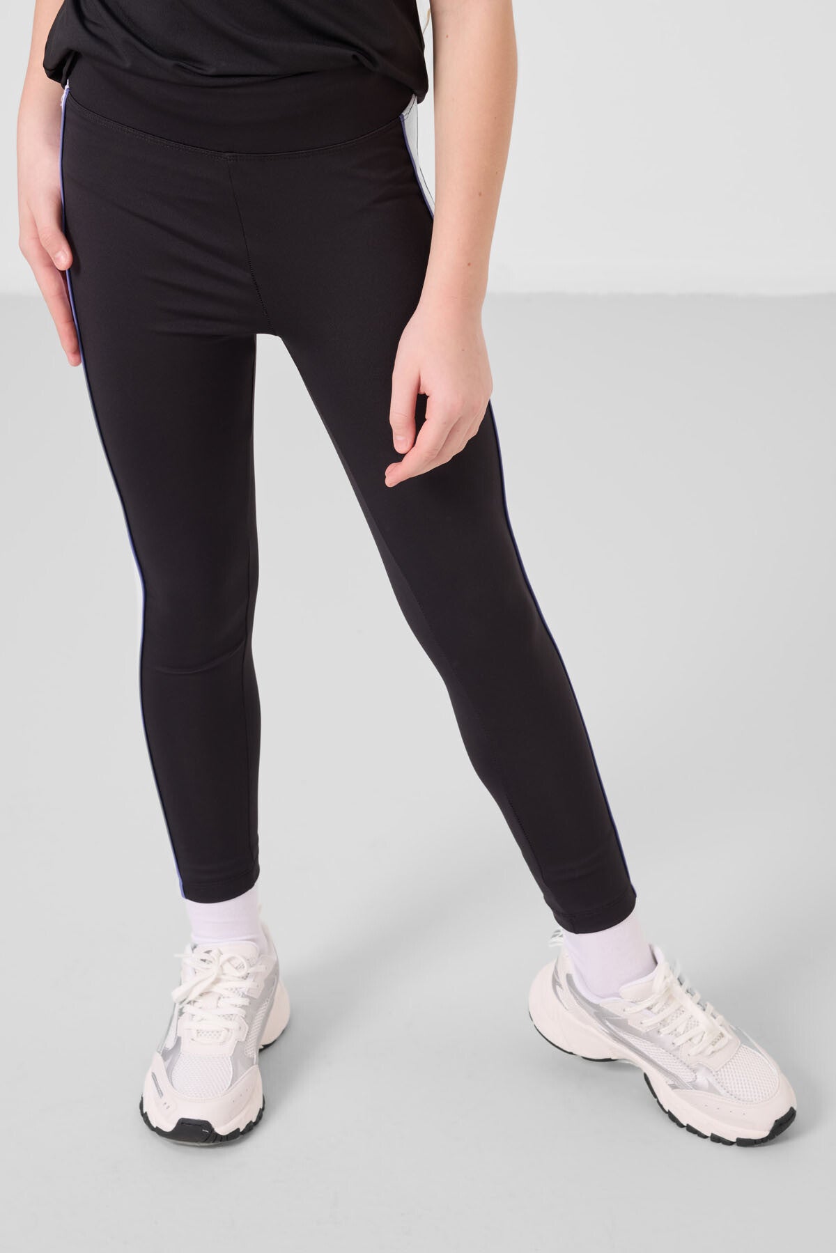Image of Siyah O Yaka Yan Şerit Detaylı Standart Fit Performans Kız Çocuk Tayt Takım - 75191