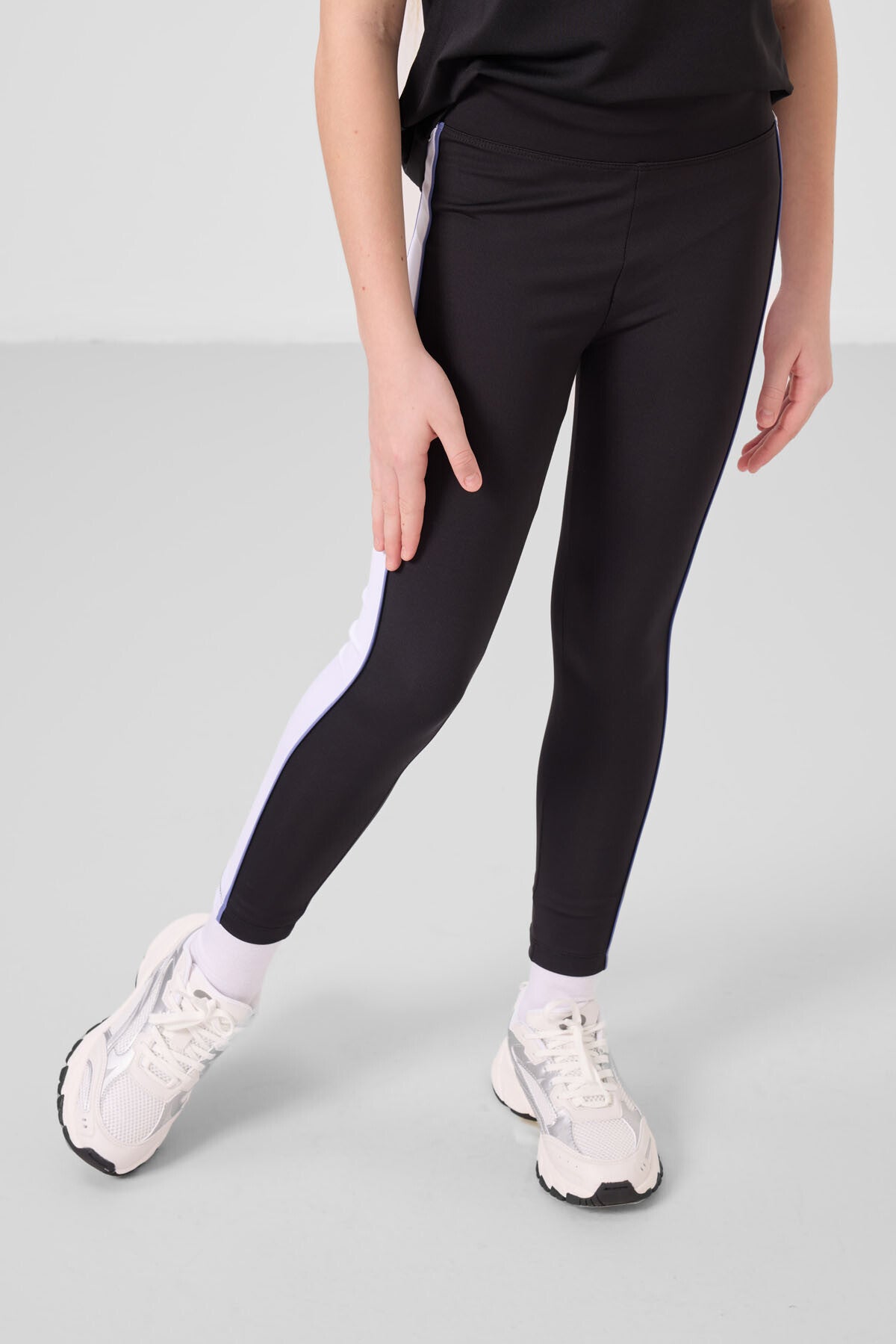 Image of Siyah O Yaka Yan Şerit Detaylı Standart Fit Performans Kız Çocuk Tayt Takım - 75191