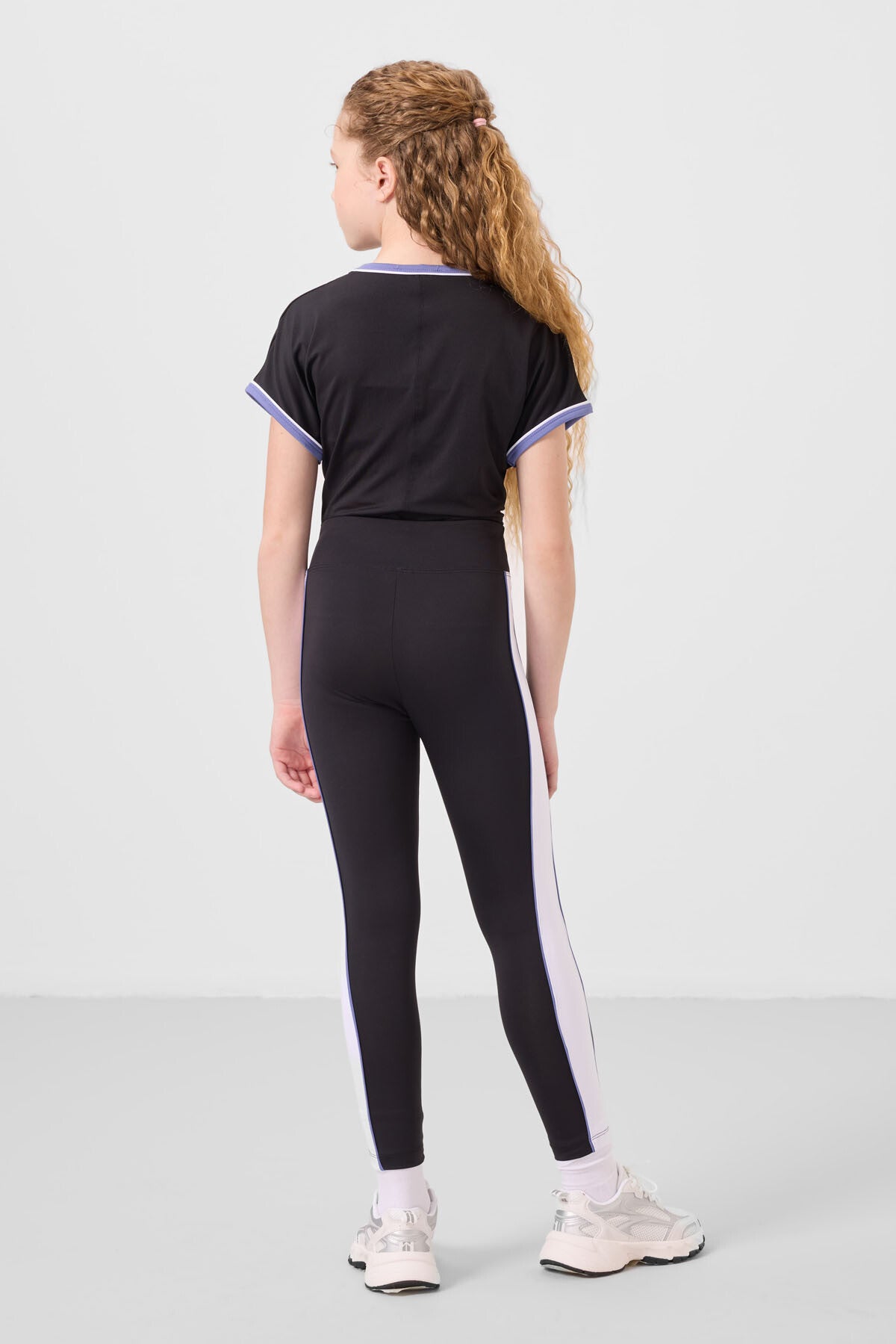 Image of Siyah O Yaka Yan Şerit Detaylı Standart Fit Performans Kız Çocuk Tayt Takım - 75191