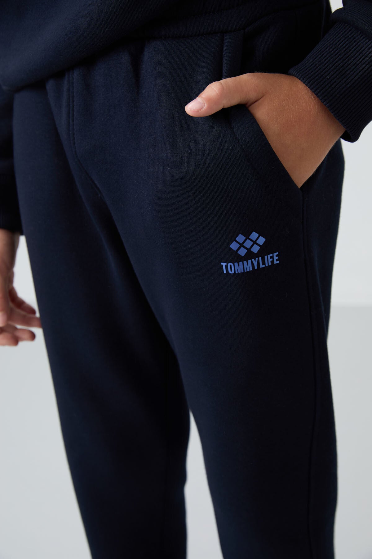 Image of Trening pentru băieți, moale, roșu-bleumarin, cu căptușeală groasă din fleece, croială standard și brodat - 11255