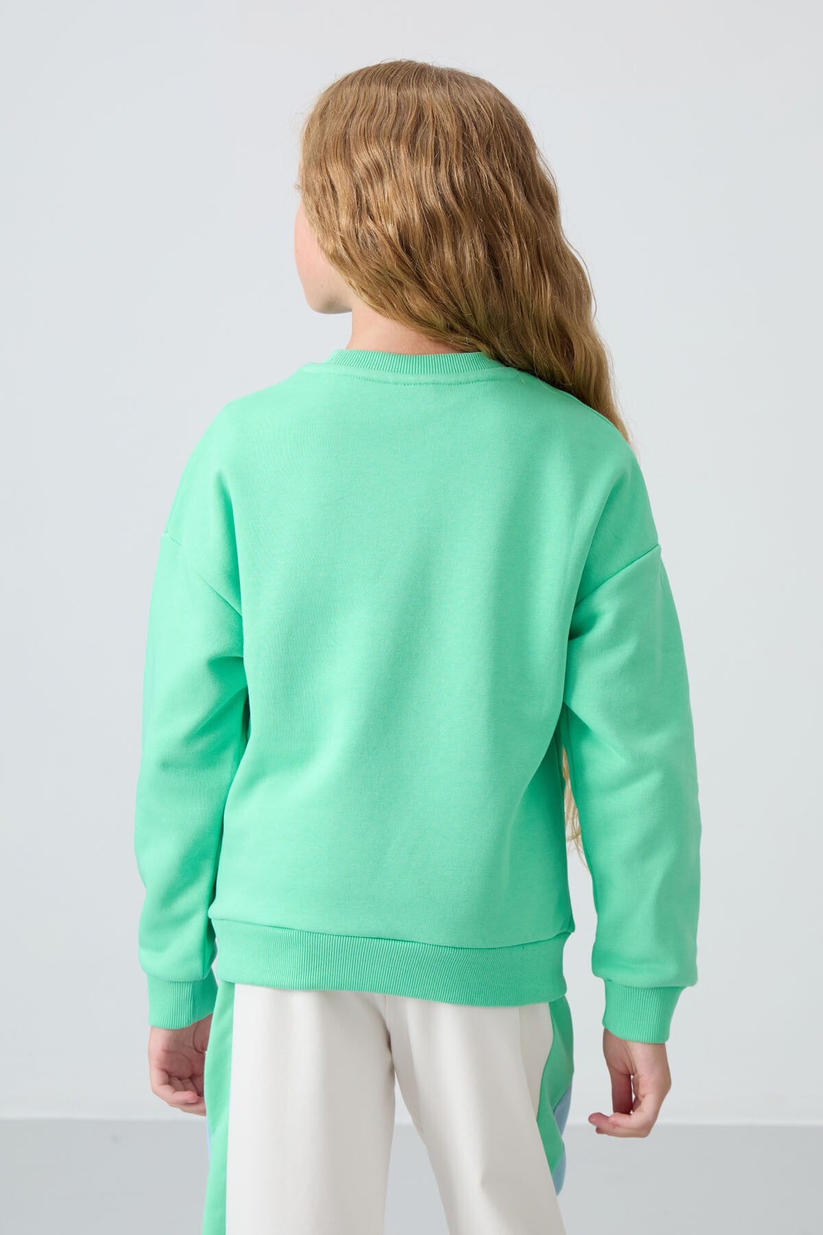 Image of Su Yeşil Pamuklu İçi Tüylü Yumuşak Dokulu Oversize Nakışlı Kız Çocuk Sweatshirt - 75150