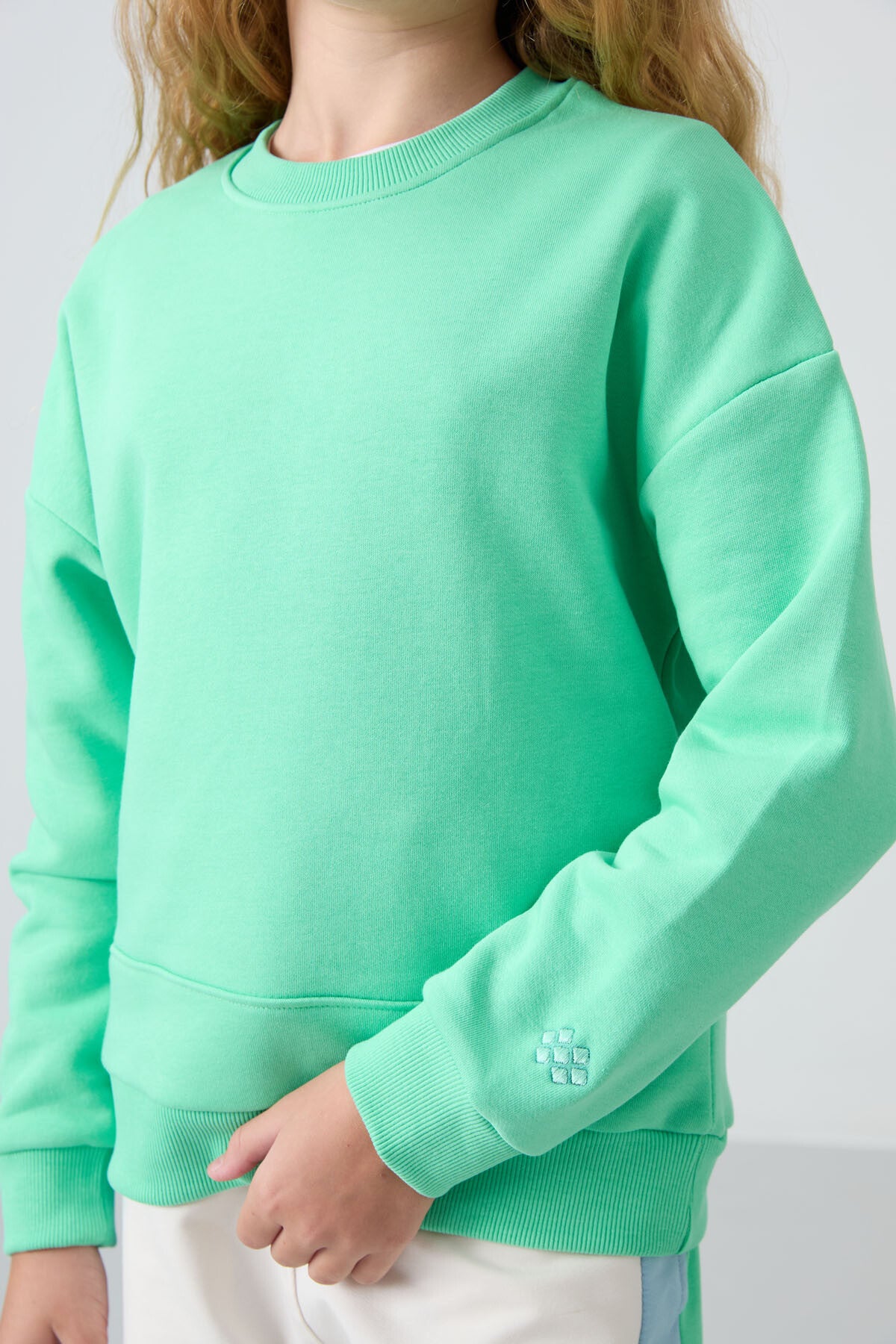 Image of Su Yeşil Pamuklu İçi Tüylü Yumuşak Dokulu Oversize Nakışlı Kız Çocuk Sweatshirt - 75150