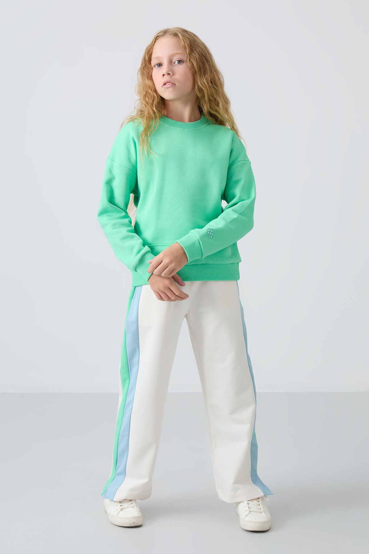 Image of Su Yeşil Pamuklu İçi Tüylü Yumuşak Dokulu Oversize Nakışlı Kız Çocuk Sweatshirt - 75150