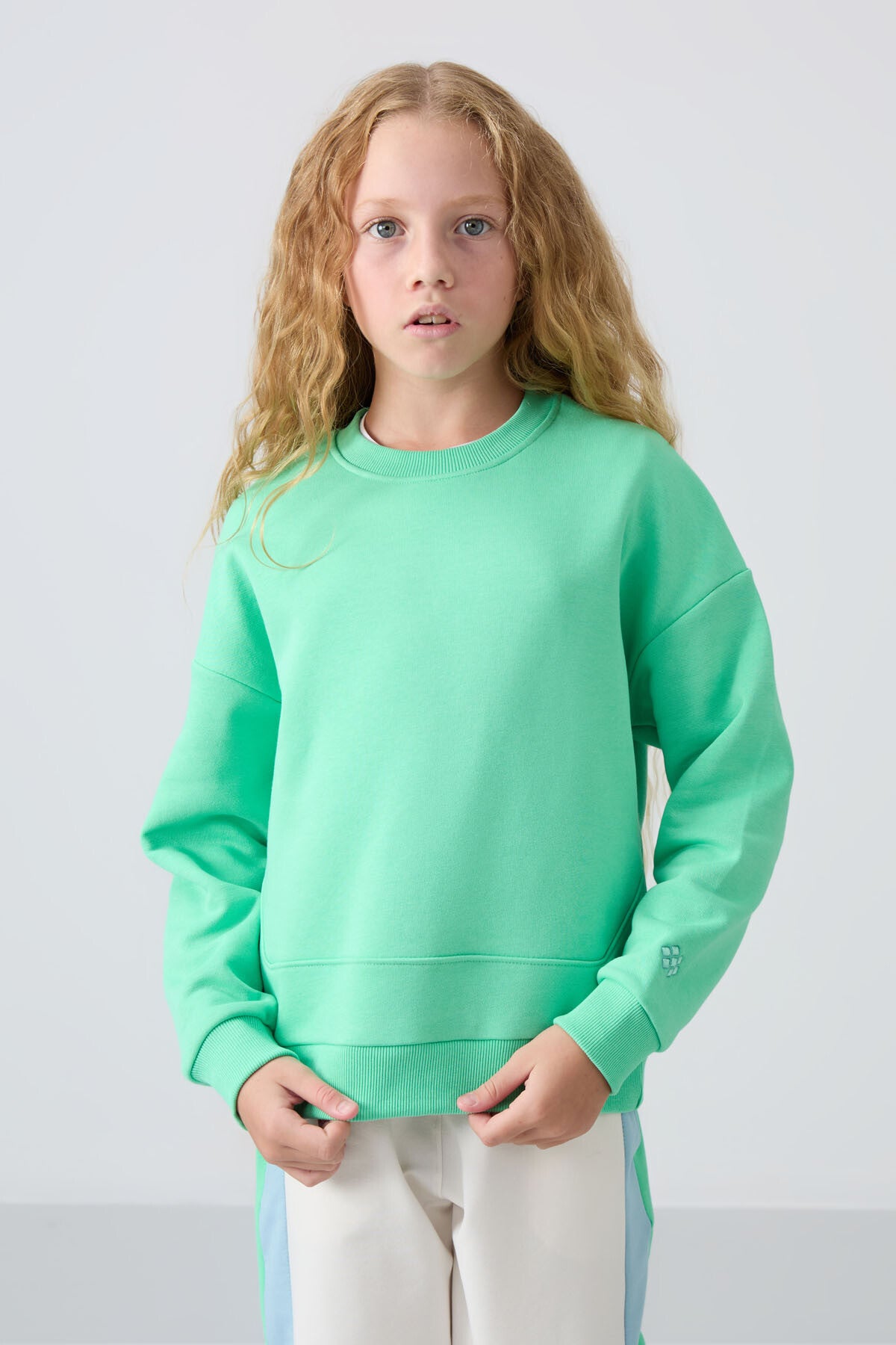 Image of Su Yeşil Pamuklu İçi Tüylü Yumuşak Dokulu Oversize Nakışlı Kız Çocuk Sweatshirt - 75150