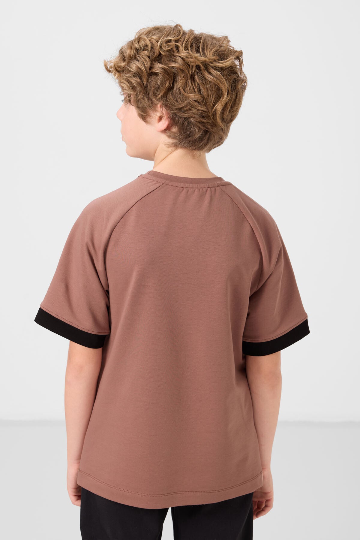 Image of Tricou băieți cu imprimeu texturat moale din bumbac, culoarea scorțișoară, supradimensionat, cu detalii de buzunare - 11295