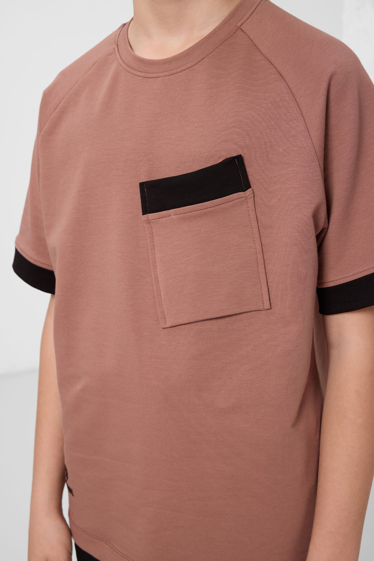 Image of Tricou băieți cu imprimeu texturat moale din bumbac, culoarea scorțișoară, supradimensionat, cu detalii de buzunare - 11295