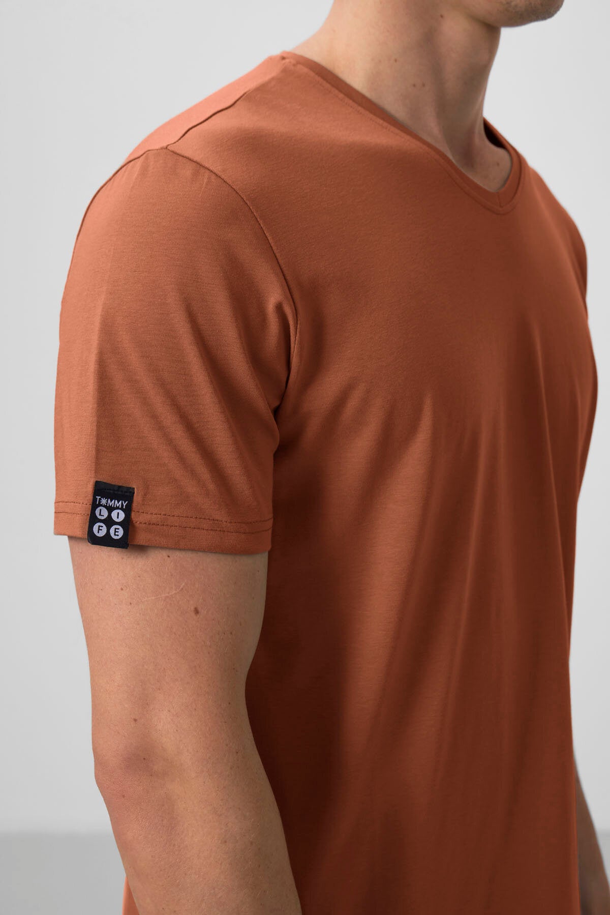 Image of Tricou bărbătesc Cinnamon Basic cu mânecă scurtă, croială standard și decolteu în V - 87912