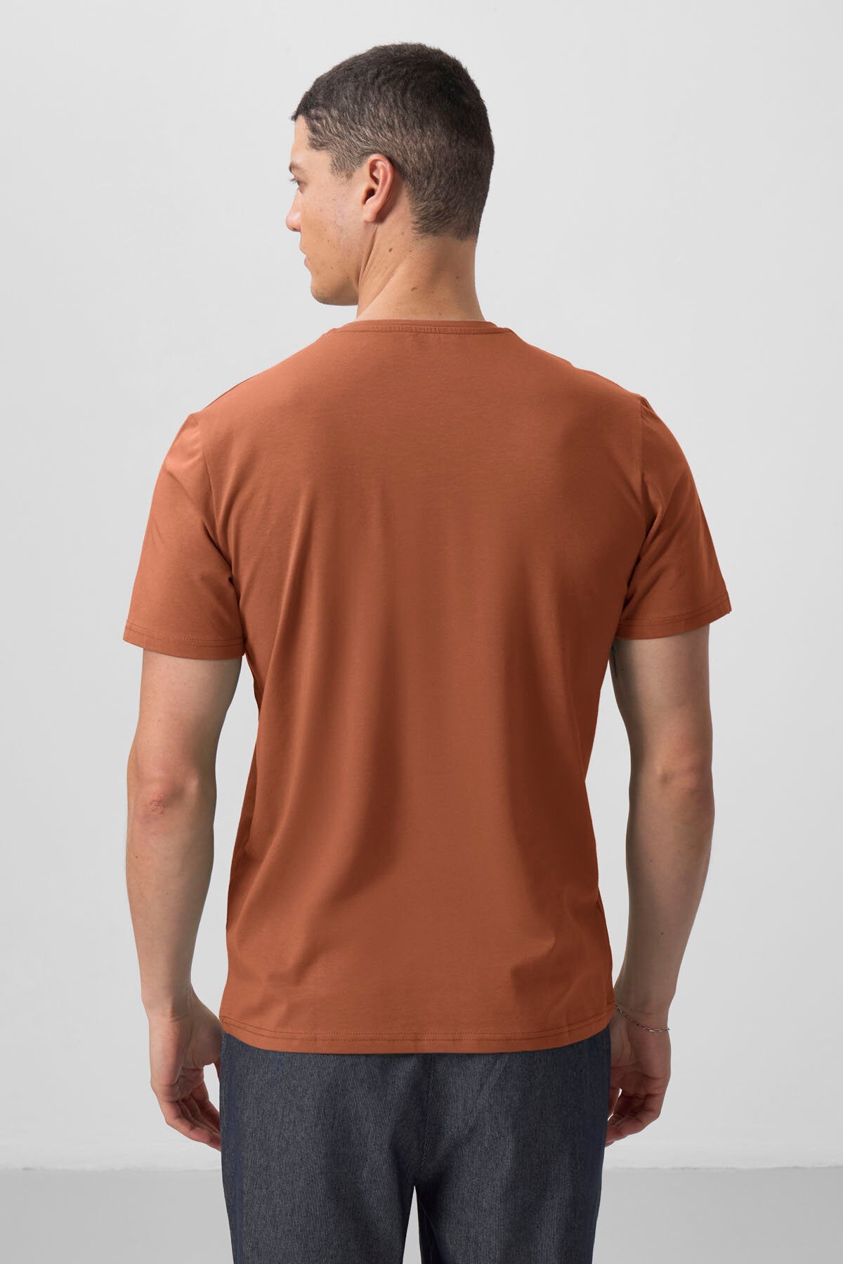 Image of Tricou bărbătesc Cinnamon Basic cu mânecă scurtă, croială standard și decolteu în V - 87912