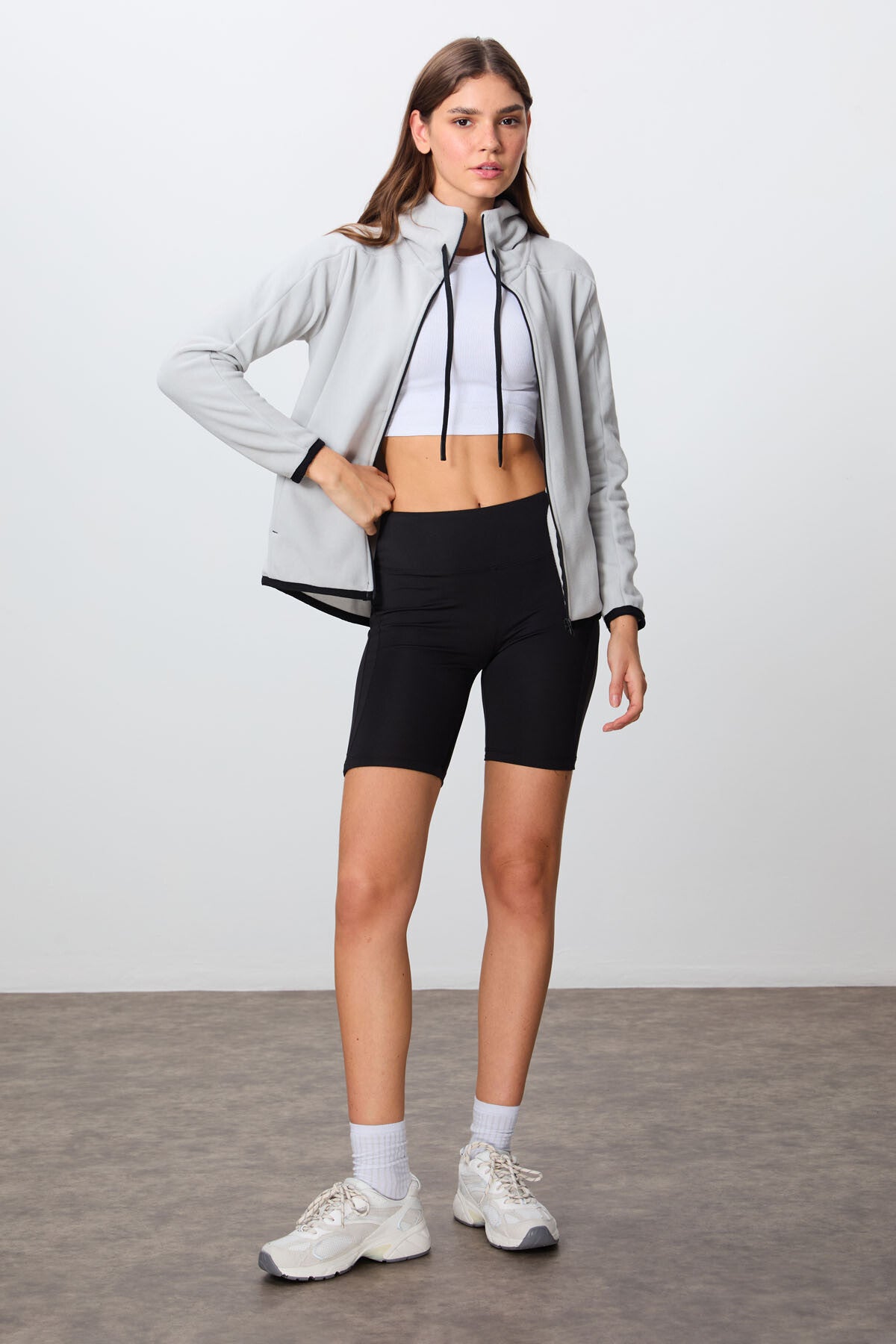 Image of Taş Kalın Yumuşak Dokulu Kapüşonlu Standart Fit Nakışlı Polar Kadın Sweatshirt -97287