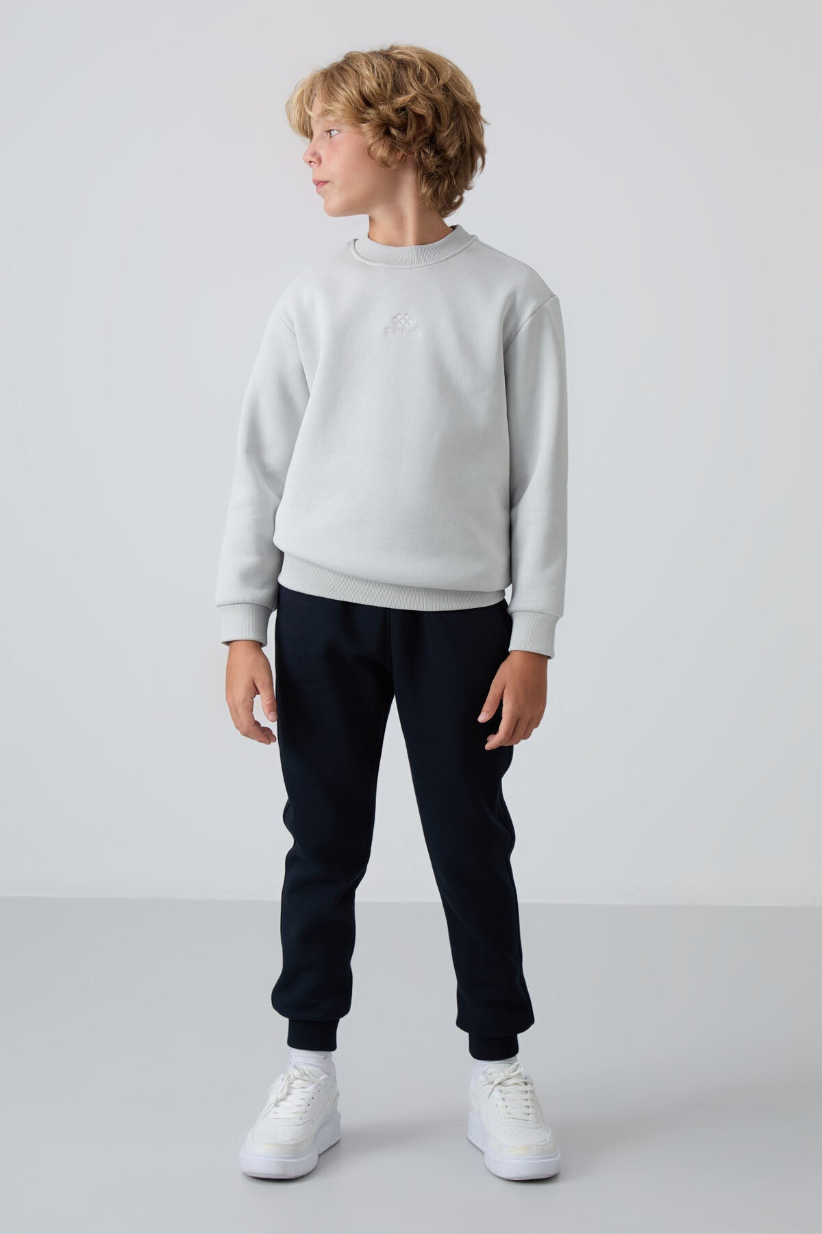 Image of Taş Pamuklu Kalın İçi Tüylü Yumuşak Dokulu Standart Fit Nakışlı Erkek Çocuk Sweatshirt - 11232