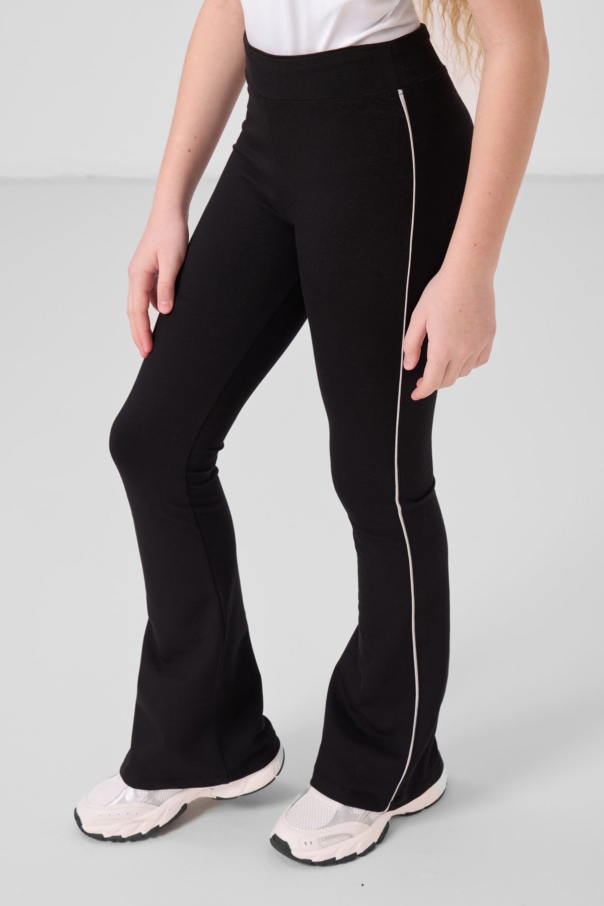 Image of Taş-Siyah Pamuklu O Yaka Standart Fit Basic İspanyol Paça Kız Çocuk Tayt Takım - 75192