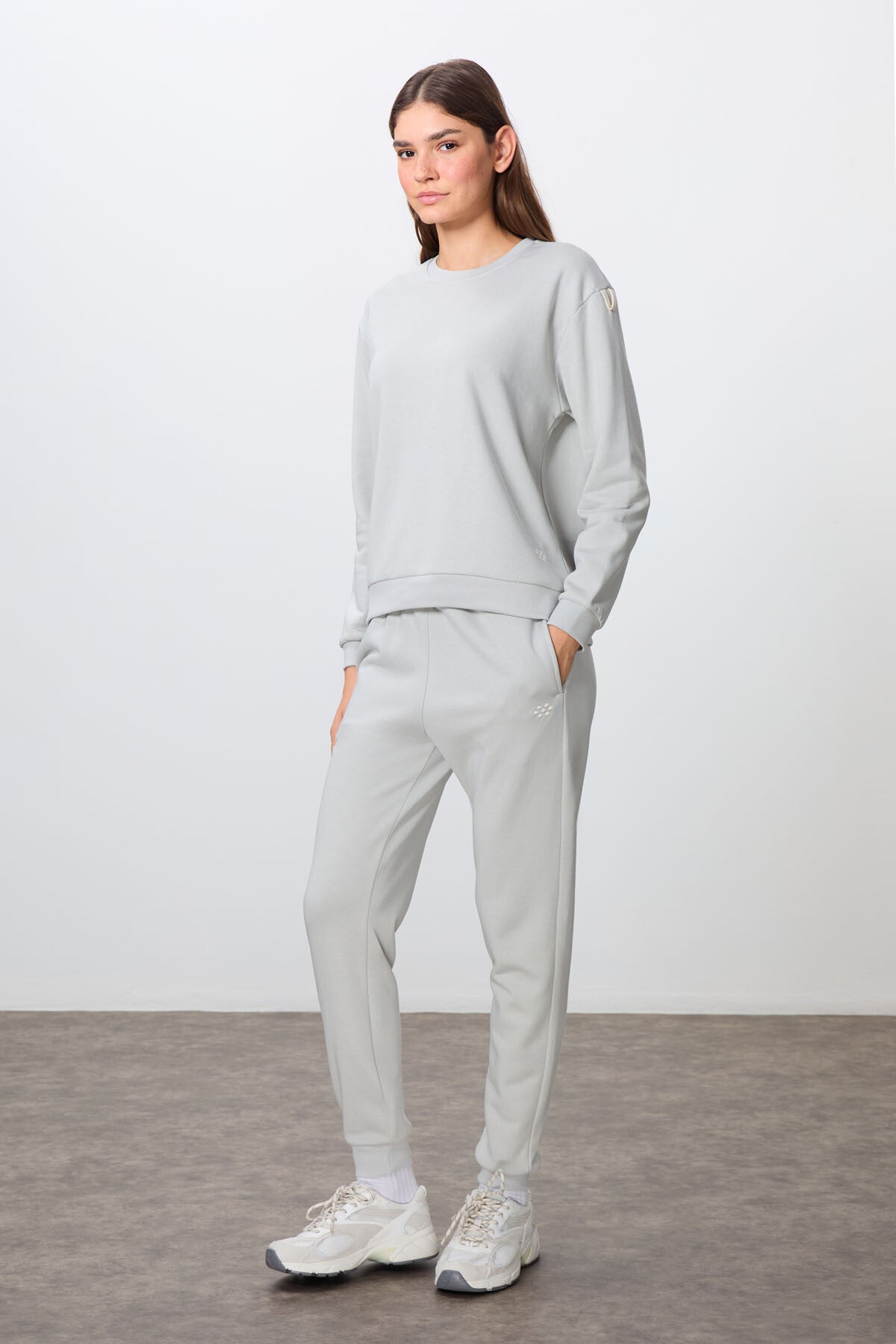 Image of Taş Kompakt Pamuklu Kalın Pürüzsüz Dokulu O Yaka Oversize Fit Kadın Eşofman Takım - 95341