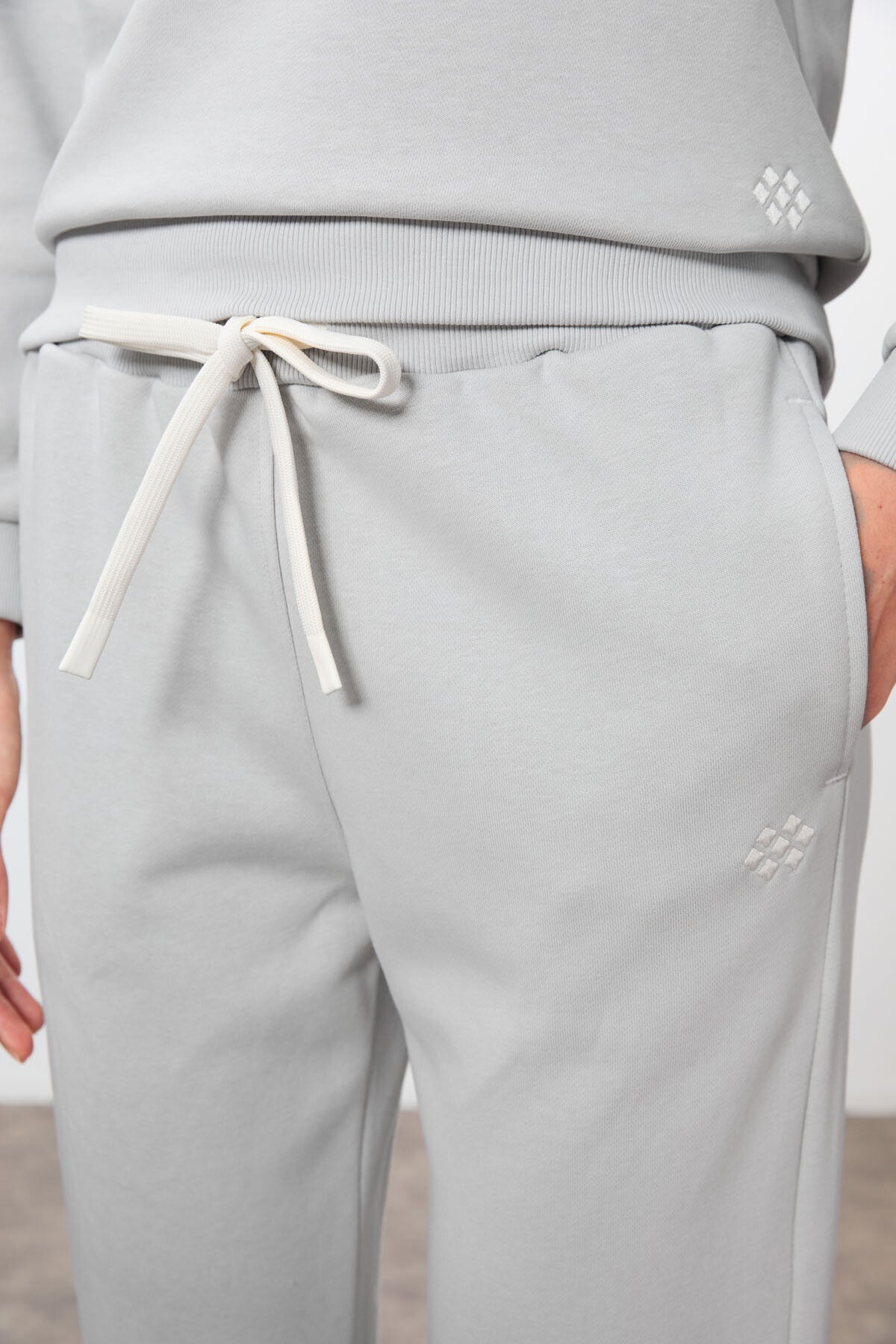 Image of Taş Kompakt Pamuklu Kalın Pürüzsüz Dokulu O Yaka Oversize Fit Kadın Eşofman Takım - 95341