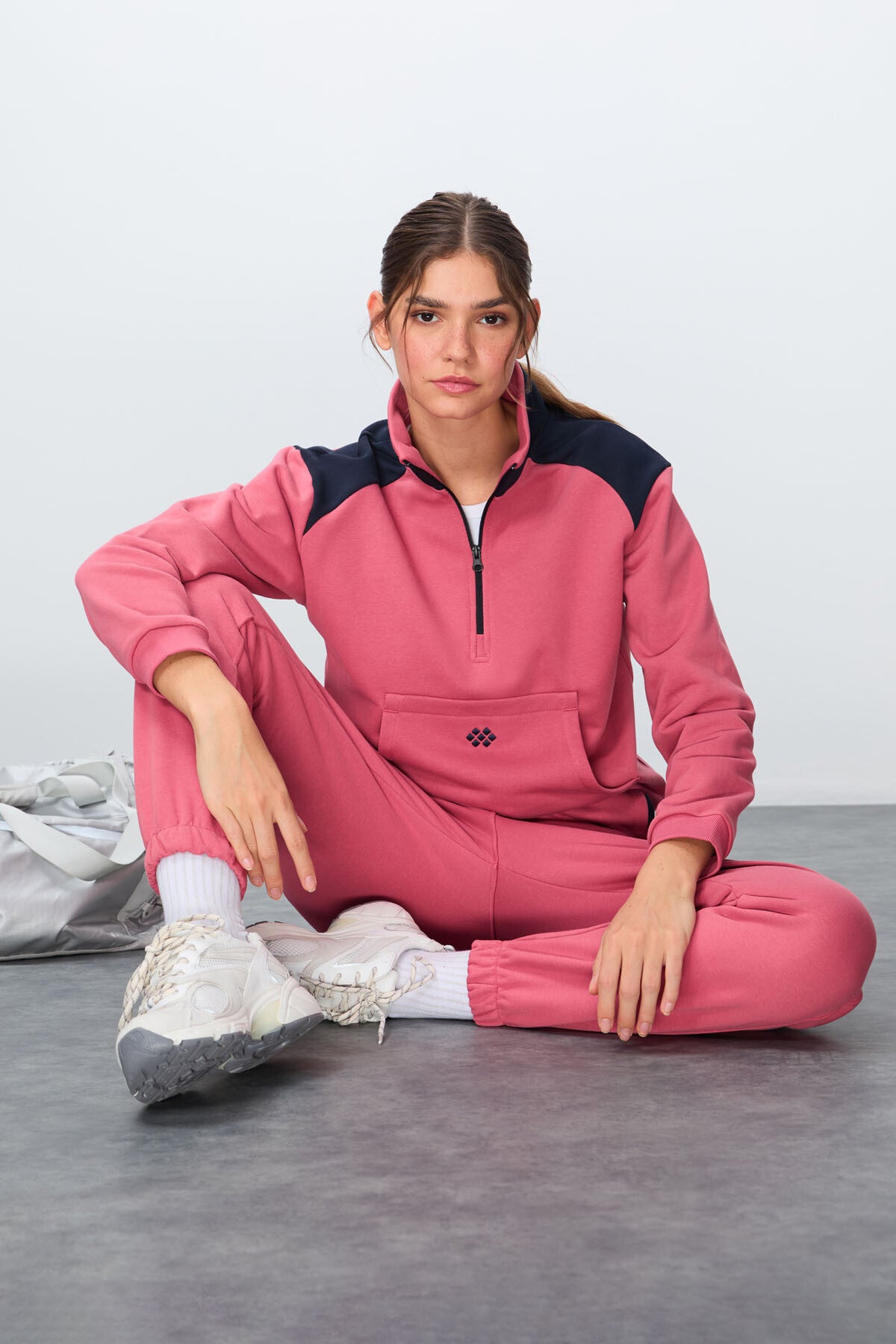 Image of Yaban Gülü Kompakt Pamuklu Kalın Pürüzsüz Dokulu Dik Yaka Oversize Fit Kadın Eşofman Takım - 95342