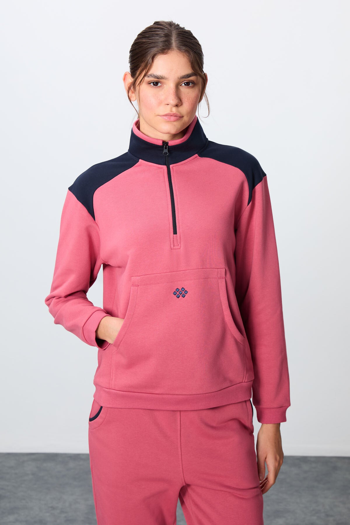 Image of Yaban Gülü Kompakt Pamuklu Kalın Pürüzsüz Dokulu Dik Yaka Oversize Fit Kadın Eşofman Takım - 95342
