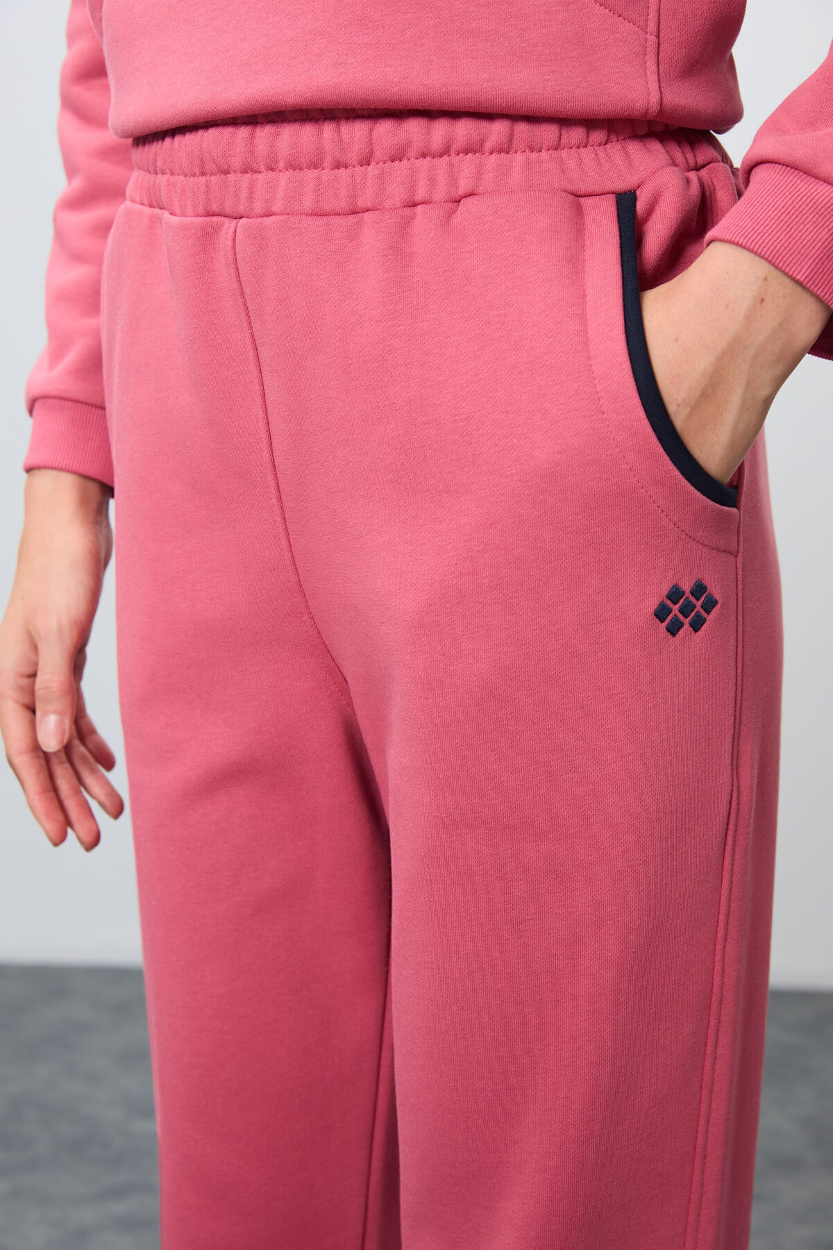 Image of Yaban Gülü Kompakt Pamuklu Kalın Pürüzsüz Dokulu Dik Yaka Oversize Fit Kadın Eşofman Takım - 95342