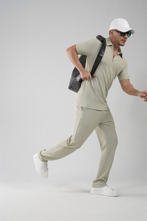 Image of Set format din pantaloni și tricou cu croială regulată și guler cu fermoar.