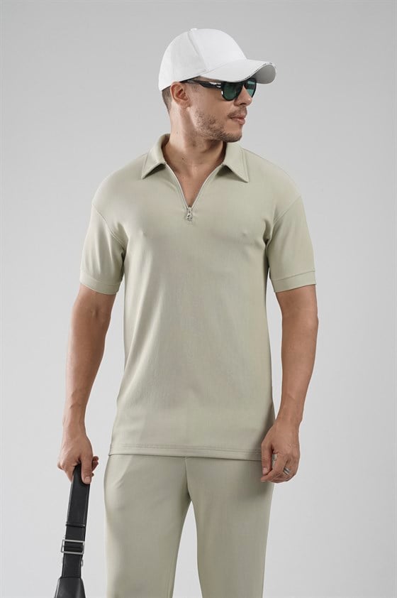 Image of Set format din pantaloni și tricou cu croială regulată și guler cu fermoar.