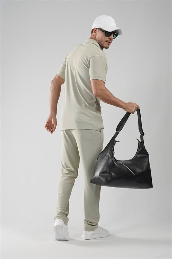 Image of Set format din pantaloni și tricou cu croială regulată și guler cu fermoar.