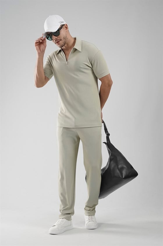 Image of Set format din pantaloni și tricou cu croială regulată și guler cu fermoar.