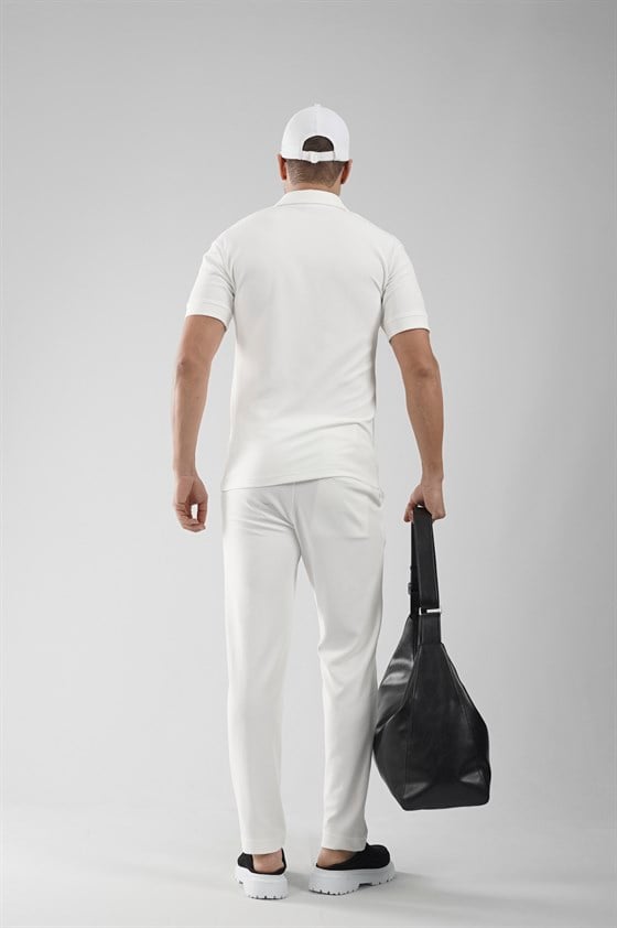 Image of Set format din pantaloni și tricou cu croială regulată și guler cu fermoar.