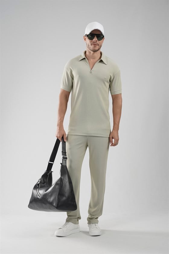 Image of Set format din pantaloni și tricou cu croială regulată și guler cu fermoar.