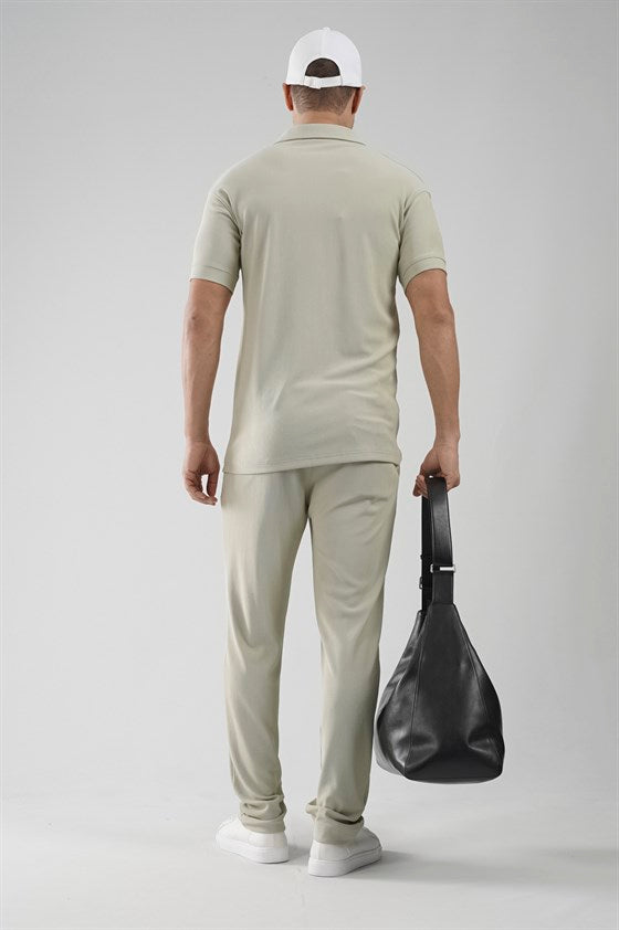 Image of Set format din pantaloni și tricou cu croială regulată și guler cu fermoar.